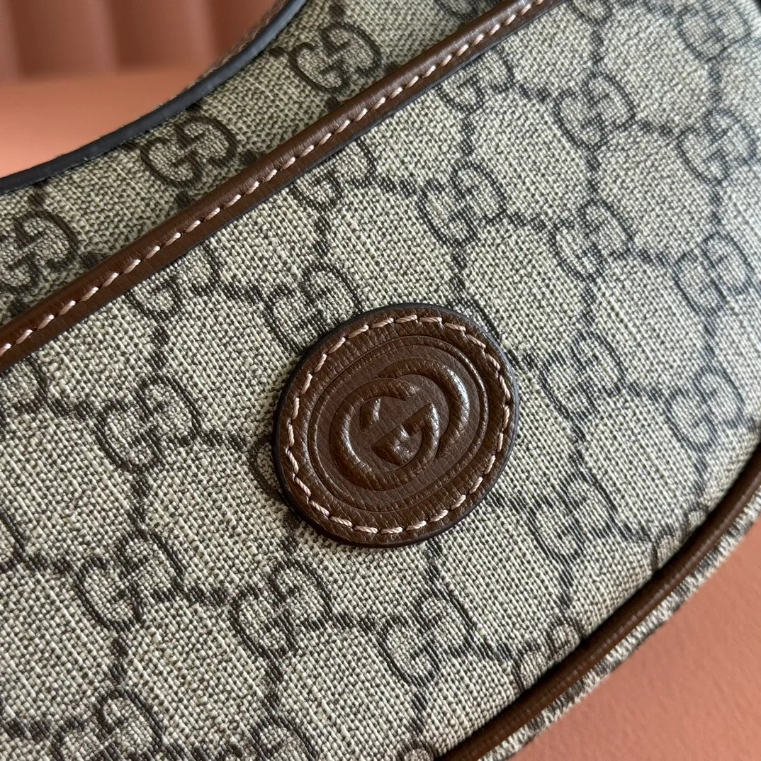 p1020. 📣📣📣【Original leather accessories🌈 Equipped with full counter packaging】🔥🔥This mini handbag adopts a crescent shape and is made of GGSupreme canvas, exuding a rich retro style. Each series of the brand is obsessed with exploring different eras and eras. Retro elements are combined with archive designs or fashion details to present new designs that transcend the limitations of time and space. This mini accessory reflects the brand's obsession with the past. The material is made of counter-quality PVC waterproof fabric and imported cowhide, and matches the genuine copper hardware on the market. Model: 726843 Size: 22x12.5x5cm Color: Brown