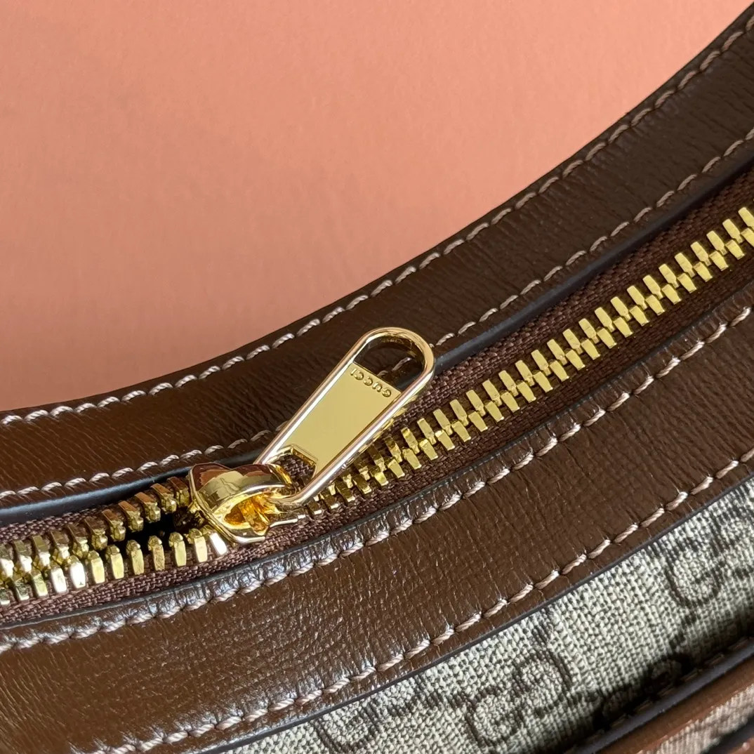 p1020. 📣📣📣【Original leather accessories🌈 Equipped with full counter packaging】🔥🔥This mini handbag adopts a crescent shape and is made of GGSupreme canvas, exuding a rich retro style. Each series of the brand is obsessed with exploring different eras and eras. Retro elements are combined with archive designs or fashion details to present new designs that transcend the limitations of time and space. This mini accessory reflects the brand's obsession with the past. The material is made of counter-quality PVC waterproof fabric and imported cowhide, and matches the genuine copper hardware on the market. Model: 726843 Size: 22x12.5x5cm Color: Brown
