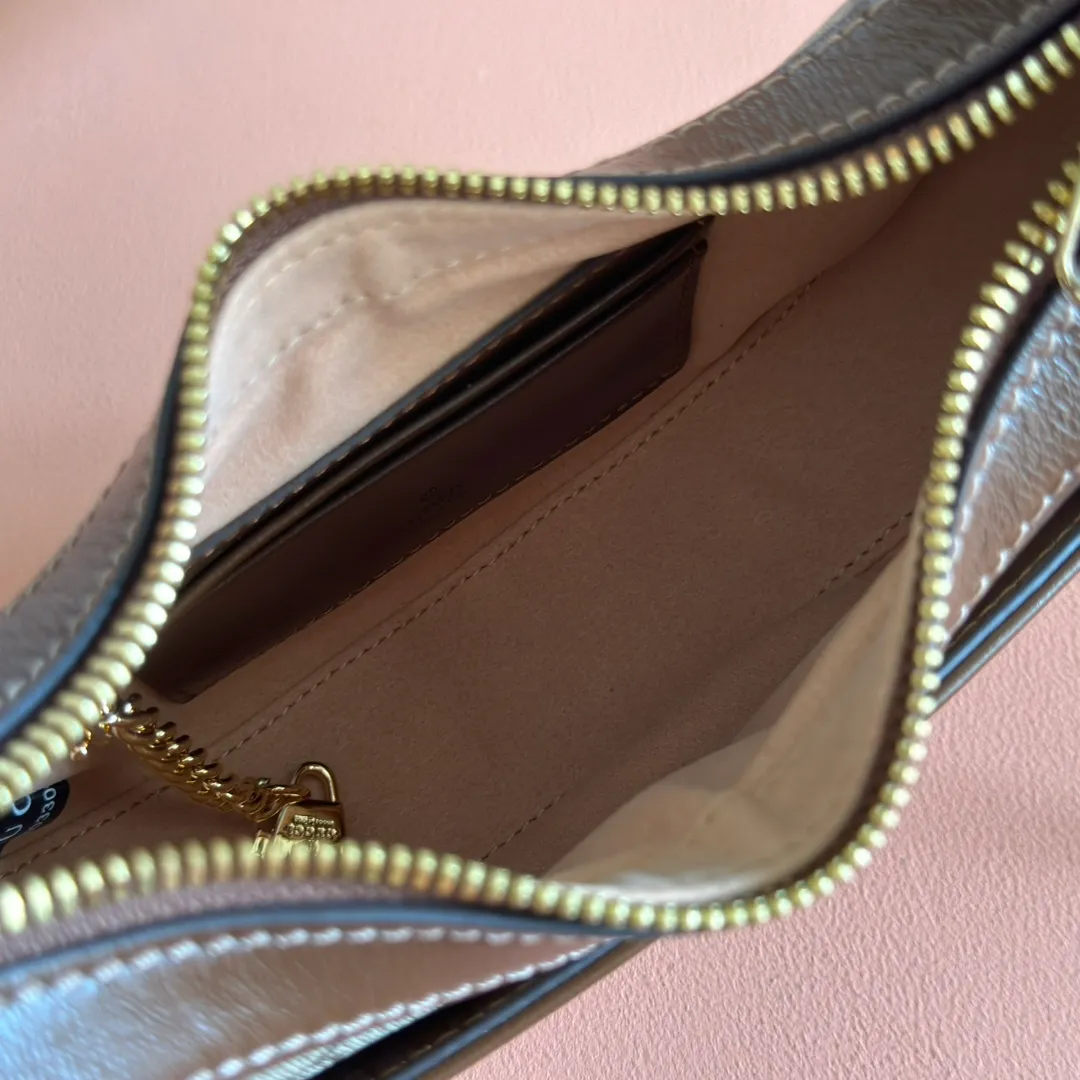 p1020. 📣📣📣【Original leather accessories🌈 Equipped with full counter packaging】🔥🔥This mini handbag adopts a crescent shape and is made of GGSupreme canvas, exuding a rich retro style. Each series of the brand is obsessed with exploring different eras and eras. Retro elements are combined with archive designs or fashion details to present new designs that transcend the limitations of time and space. This mini accessory reflects the brand's obsession with the past. The material is made of counter-quality PVC waterproof fabric and imported cowhide, and matches the genuine copper hardware on the market. Model: 726843 Size: 22x12.5x5cm Color: Brown