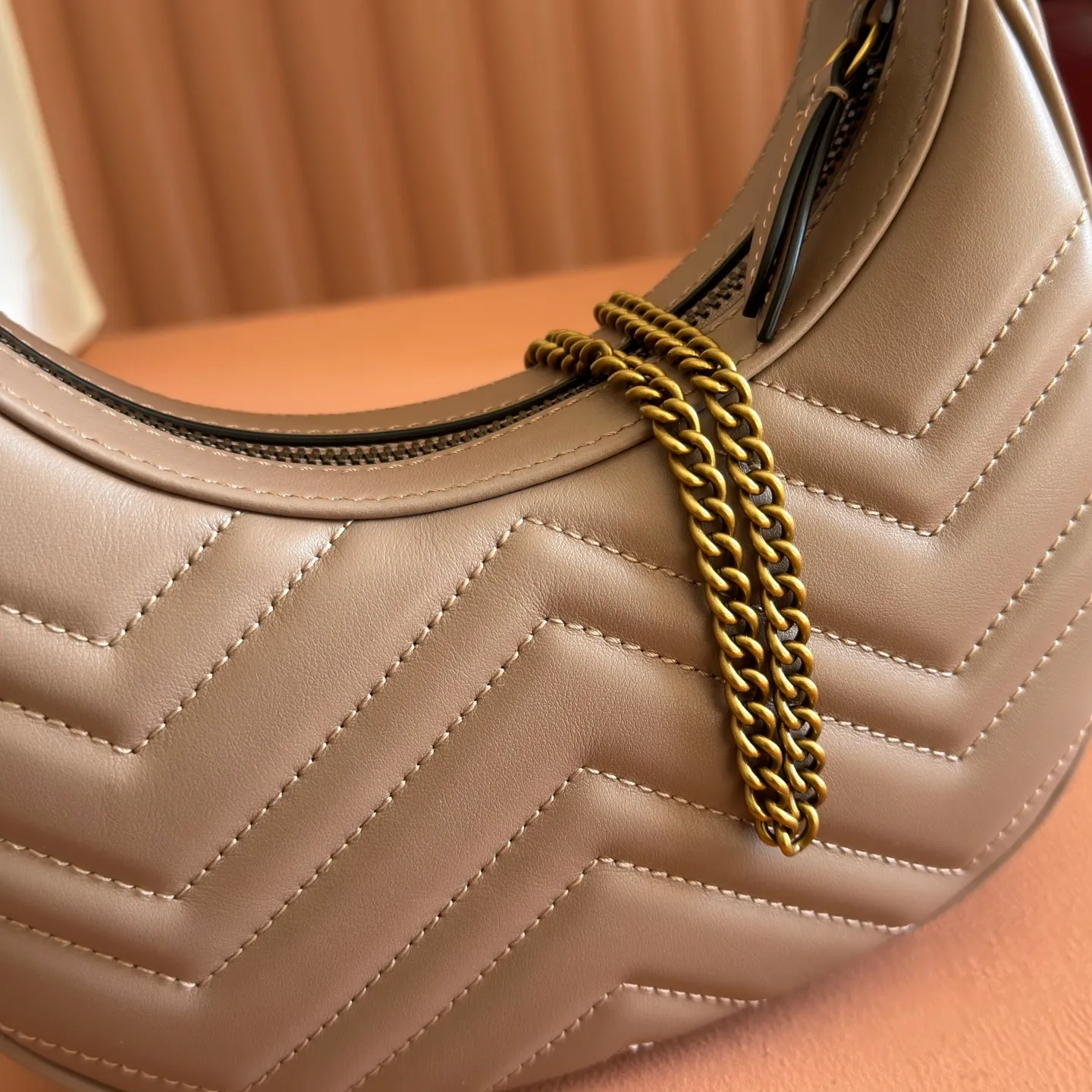 p1120. 📣📣📣【Original leather accessories🌈 Equipped with full counter packaging】🔥🔥This mini handbag adopts a crescent-shaped outline and textured black leather material, exuding a strong retro style. Retro elements are combined with archival designs or fashionable details to present a new design that transcends the limitations of time and space. The brand's deep fascination with its past is evident at every turn, and this compact accessory is no exception. Made of soft natural grained cowhide from the counter and high-end smooth shiny bronze hardware from the market. Model: 699514 Size: 21x11x5cm Color: Milk Tea