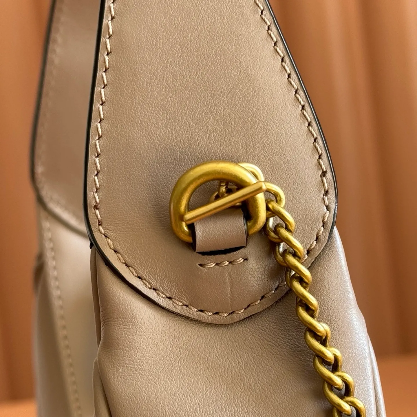 p1120. 📣📣📣【Original leather accessories🌈 Equipped with full counter packaging】🔥🔥This mini handbag adopts a crescent-shaped outline and textured black leather material, exuding a strong retro style. Retro elements are combined with archival designs or fashionable details to present a new design that transcends the limitations of time and space. The brand's deep fascination with its past is evident at every turn, and this compact accessory is no exception. Made of soft natural grained cowhide from the counter and high-end smooth shiny bronze hardware from the market. Model: 699514 Size: 21x11x5cm Color: Milk Tea