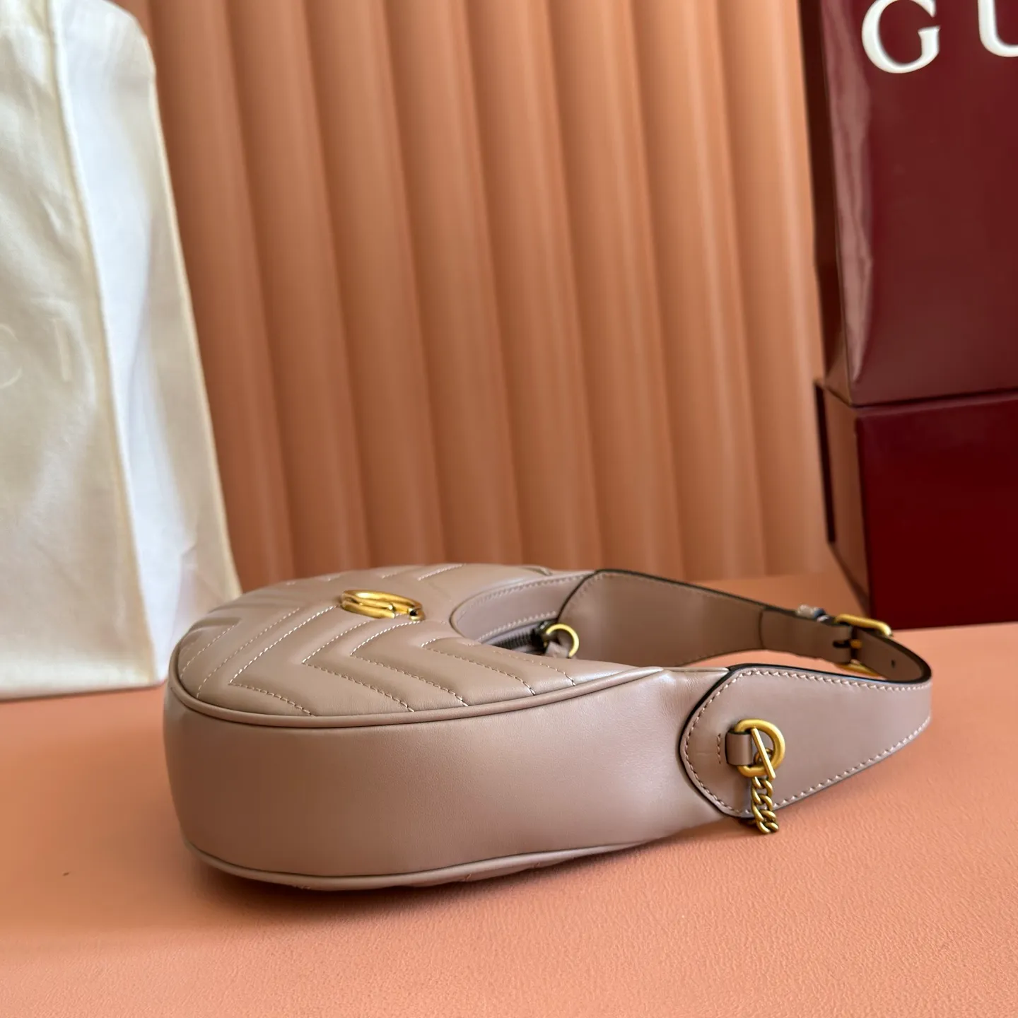 p1120. 📣📣📣【Original leather accessories🌈 Equipped with full counter packaging】🔥🔥This mini handbag adopts a crescent-shaped outline and textured black leather material, exuding a strong retro style. Retro elements are combined with archival designs or fashionable details to present a new design that transcends the limitations of time and space. The brand's deep fascination with its past is evident at every turn, and this compact accessory is no exception. Made of soft natural grained cowhide from the counter and high-end smooth shiny bronze hardware from the market. Model: 699514 Size: 21x11x5cm Color: Milk Tea