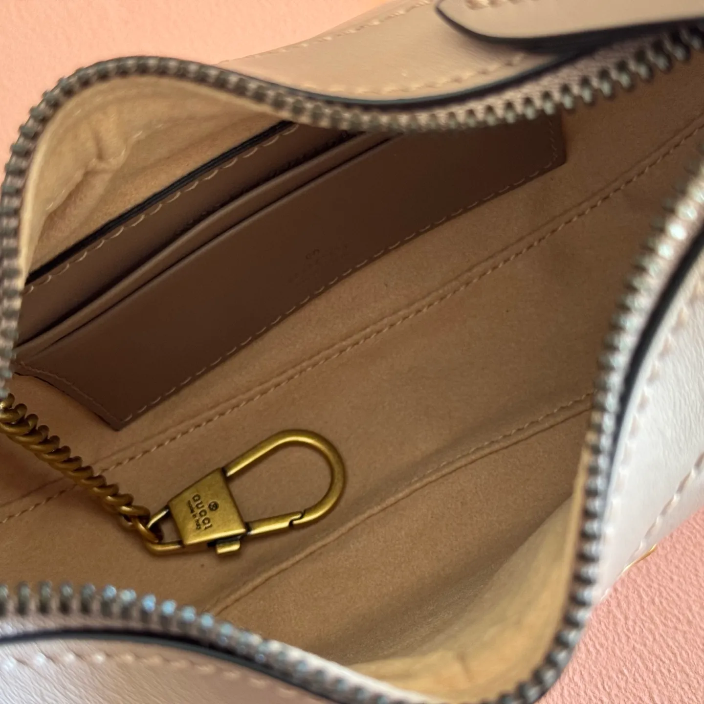 p1120. 📣📣📣【Original leather accessories🌈 Equipped with full counter packaging】🔥🔥This mini handbag adopts a crescent-shaped outline and textured black leather material, exuding a strong retro style. Retro elements are combined with archival designs or fashionable details to present a new design that transcends the limitations of time and space. The brand's deep fascination with its past is evident at every turn, and this compact accessory is no exception. Made of soft natural grained cowhide from the counter and high-end smooth shiny bronze hardware from the market. Model: 699514 Size: 21x11x5cm Color: Milk Tea