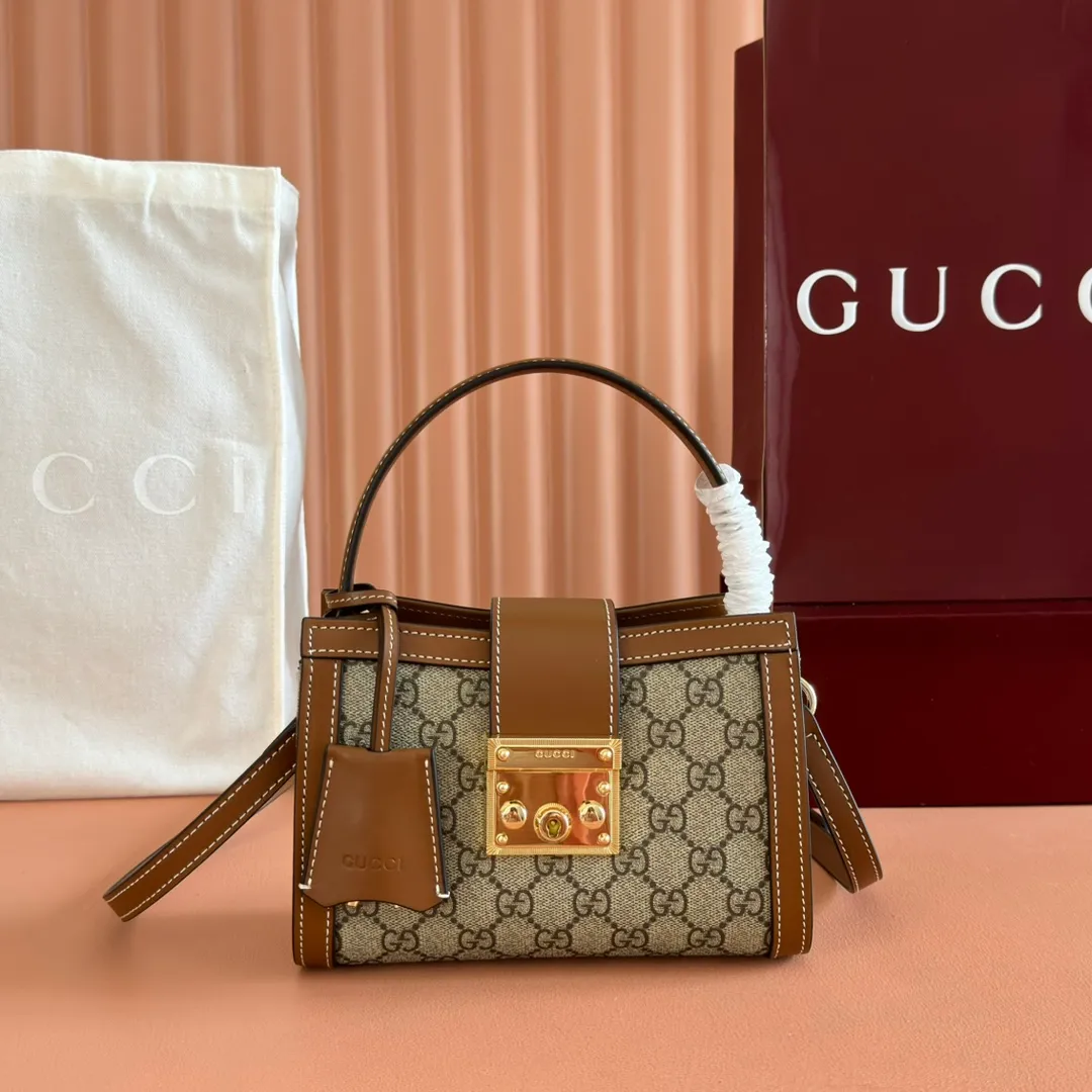 p1100. 💋💋💋"With full set of original counter packaging" [New product] Padlock series makes a stunning appearance in the 2025 early autumn series with modern silhouettes, unlocking multiple carrying methods. This style can be worn by hand or cross-body and has a web lining that pays homage to the brand's signature elements. Beige and dark brown GG monogram coated fabric Brown leather trim Light gold tone hardware Red and green web cotton lining Interior: One open pocket External: One open pocket Padlock closure with leather keychain Ident No.: 841653. Dimensions: 20cm (width) x 13.5cm (height) x 8cm (depth) Weight: approx. 0.6kg Color: Brown/PVC.