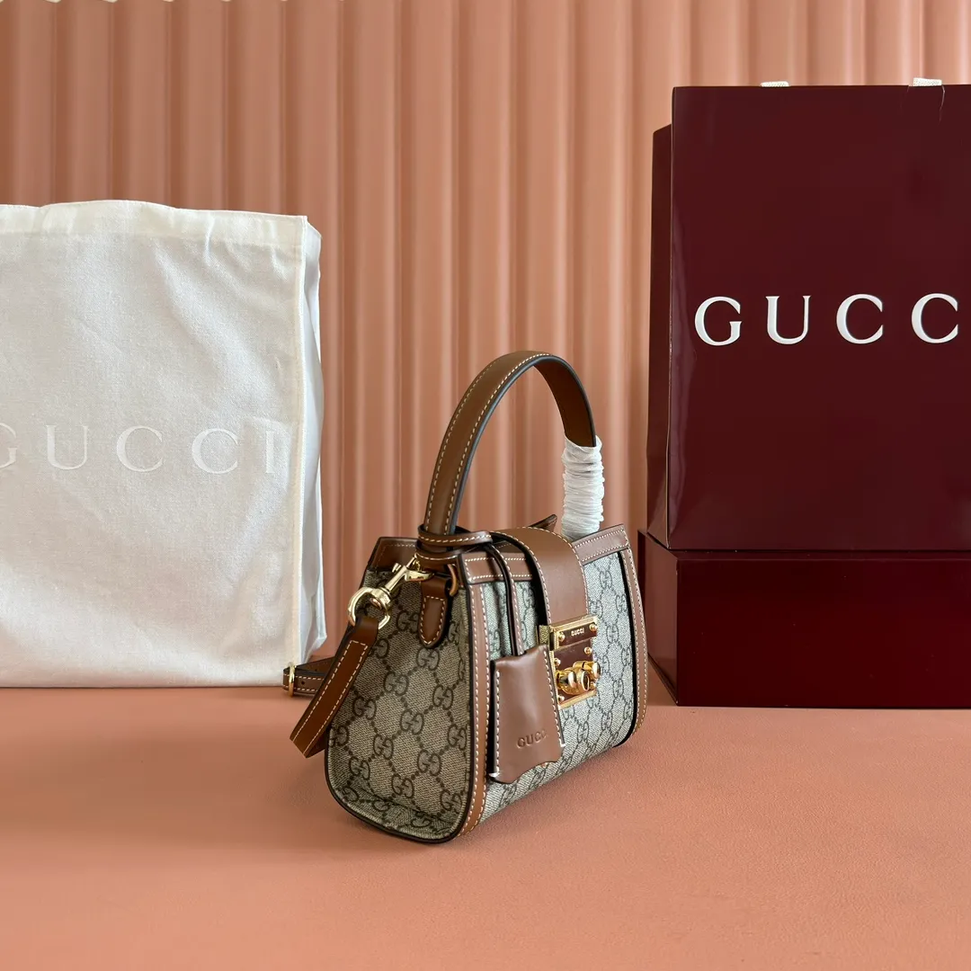 p1100. 💋💋💋"With full set of original counter packaging" [New product] Padlock series makes a stunning appearance in the 2025 early autumn series with modern silhouettes, unlocking multiple carrying methods. This style can be worn by hand or cross-body and has a web lining that pays homage to the brand's signature elements. Beige and dark brown GG monogram coated fabric Brown leather trim Light gold tone hardware Red and green web cotton lining Interior: One open pocket External: One open pocket Padlock closure with leather keychain Ident No.: 841653. Dimensions: 20cm (width) x 13.5cm (height) x 8cm (depth) Weight: approx. 0.6kg Color: Brown/PVC.