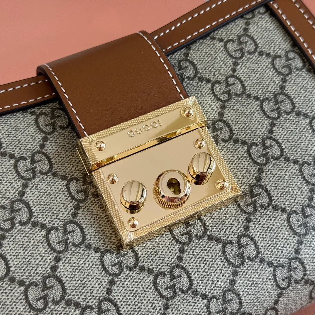 p1100. 💋💋💋"With full set of original counter packaging" [New product] Padlock series makes a stunning appearance in the 2025 early autumn series with modern silhouettes, unlocking multiple carrying methods. This style can be worn by hand or cross-body and has a web lining that pays homage to the brand's signature elements. Beige and dark brown GG monogram coated fabric Brown leather trim Light gold tone hardware Red and green web cotton lining Interior: One open pocket External: One open pocket Padlock closure with leather keychain Ident No.: 841653. Dimensions: 20cm (width) x 13.5cm (height) x 8cm (depth) Weight: approx. 0.6kg Color: Brown/PVC.