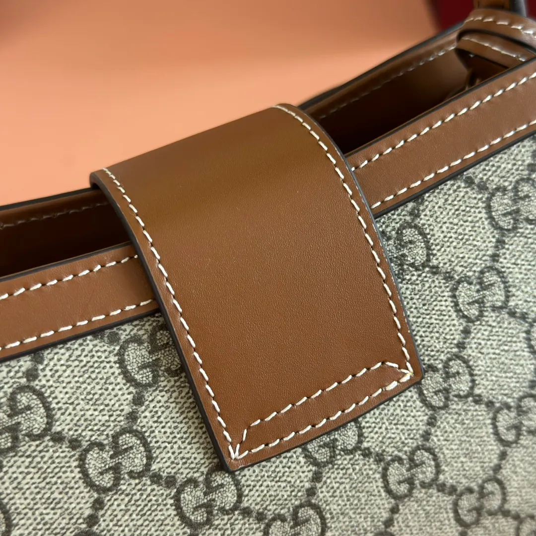 p1100. 💋💋💋"With full set of original counter packaging" [New product] Padlock series makes a stunning appearance in the 2025 early autumn series with modern silhouettes, unlocking multiple carrying methods. This style can be worn by hand or cross-body and has a web lining that pays homage to the brand's signature elements. Beige and dark brown GG monogram coated fabric Brown leather trim Light gold tone hardware Red and green web cotton lining Interior: One open pocket External: One open pocket Padlock closure with leather keychain Ident No.: 841653. Dimensions: 20cm (width) x 13.5cm (height) x 8cm (depth) Weight: approx. 0.6kg Color: Brown/PVC.