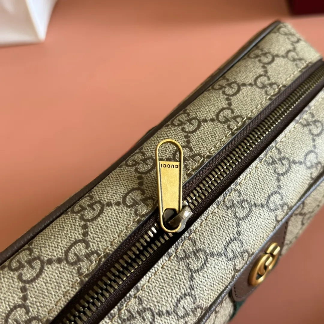 p1020💋💋💋"With full set of original counter packaging" [New Product] The Ophidia series combines beige and brown colors, with classic silhouettes and new functions, and is made of soft-touch fabrics. This cross-body bag is made of coated fabric with a GG monogram pattern and is intricately embellished with the Double G logo and webbing details. Beige and dark brown GG monogram coated fabric Dark brown leather trim Gold-tone hardware Dark green linen-cotton blend lining Double G Web detail Interior: One open pocket Adjustable canvas shoulder strap (height: 43 cm; length: 89 cm - 128 cm) Zip closure Ident.: 834468. Dimensions: 28.5cm (width) x 18cm (height) x 7.5cm (depth) Weight: approx. 0.74kg Color: Brown/PVC. Made in Italy