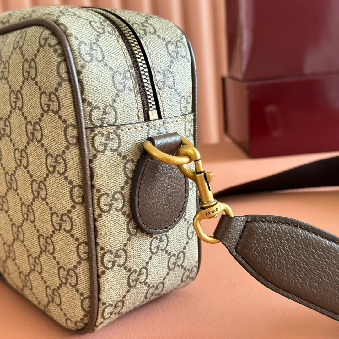 p1020💋💋💋"With full set of original counter packaging" [New Product] The Ophidia series combines beige and brown colors, with classic silhouettes and new functions, and is made of soft-touch fabrics. This cross-body bag is made of coated fabric with a GG monogram pattern and is intricately embellished with the Double G logo and webbing details. Beige and dark brown GG monogram coated fabric Dark brown leather trim Gold-tone hardware Dark green linen-cotton blend lining Double G Web detail Interior: One open pocket Adjustable canvas shoulder strap (height: 43 cm; length: 89 cm - 128 cm) Zip closure Ident.: 834468. Dimensions: 28.5cm (width) x 18cm (height) x 7.5cm (depth) Weight: approx. 0.74kg Color: Brown/PVC. Made in Italy