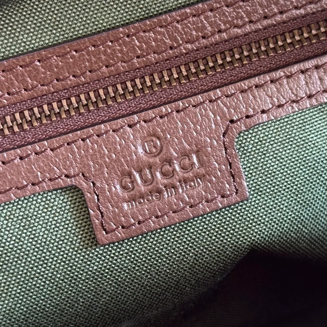 p1020💋💋💋"With full set of original counter packaging" [New Product] The Ophidia series combines beige and brown colors, with classic silhouettes and new functions, and is made of soft-touch fabrics. This cross-body bag is made of coated fabric with a GG monogram pattern and is intricately embellished with the Double G logo and webbing details. Beige and dark brown GG monogram coated fabric Dark brown leather trim Gold-tone hardware Dark green linen-cotton blend lining Double G Web detail Interior: One open pocket Adjustable canvas shoulder strap (height: 43 cm; length: 89 cm - 128 cm) Zip closure Ident.: 834468. Dimensions: 28.5cm (width) x 18cm (height) x 7.5cm (depth) Weight: approx. 0.74kg Color: Brown/PVC. Made in Italy