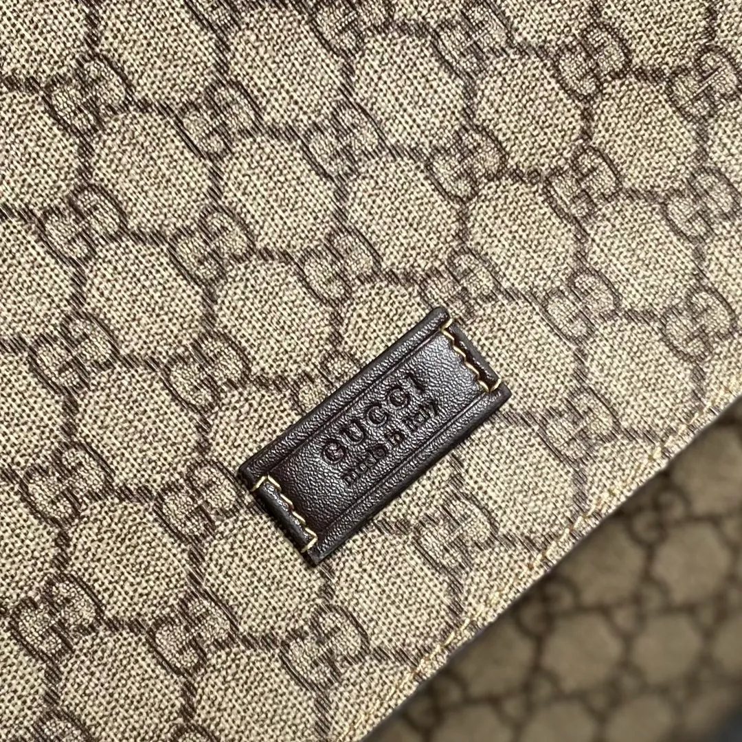 Actual shot #💰380 Model: 211131 Brown Size: 44×28×14cm GUCCI’s big fire mommy bag, also known as diaper bag, has a large capacity and has side pockets on both sides to accommodate water bottles. The large flip-top design is very convenient and comes with a folding pad. Unisex style! Made of imported fabrics and brown leather, adjustable shoulder straps