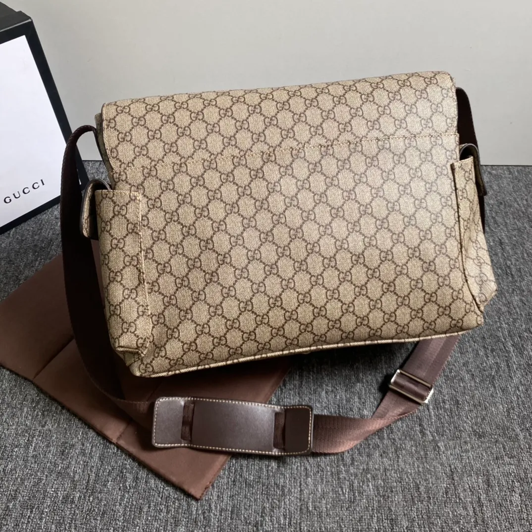 Actual shot #💰380 Model: 211131 Brown Size: 44×28×14cm GUCCI’s big fire mommy bag, also known as diaper bag, has a large capacity and has side pockets on both sides to accommodate water bottles. The large flip-top design is very convenient and comes with a folding pad. Unisex style! Made of imported fabrics and brown leather, adjustable shoulder straps