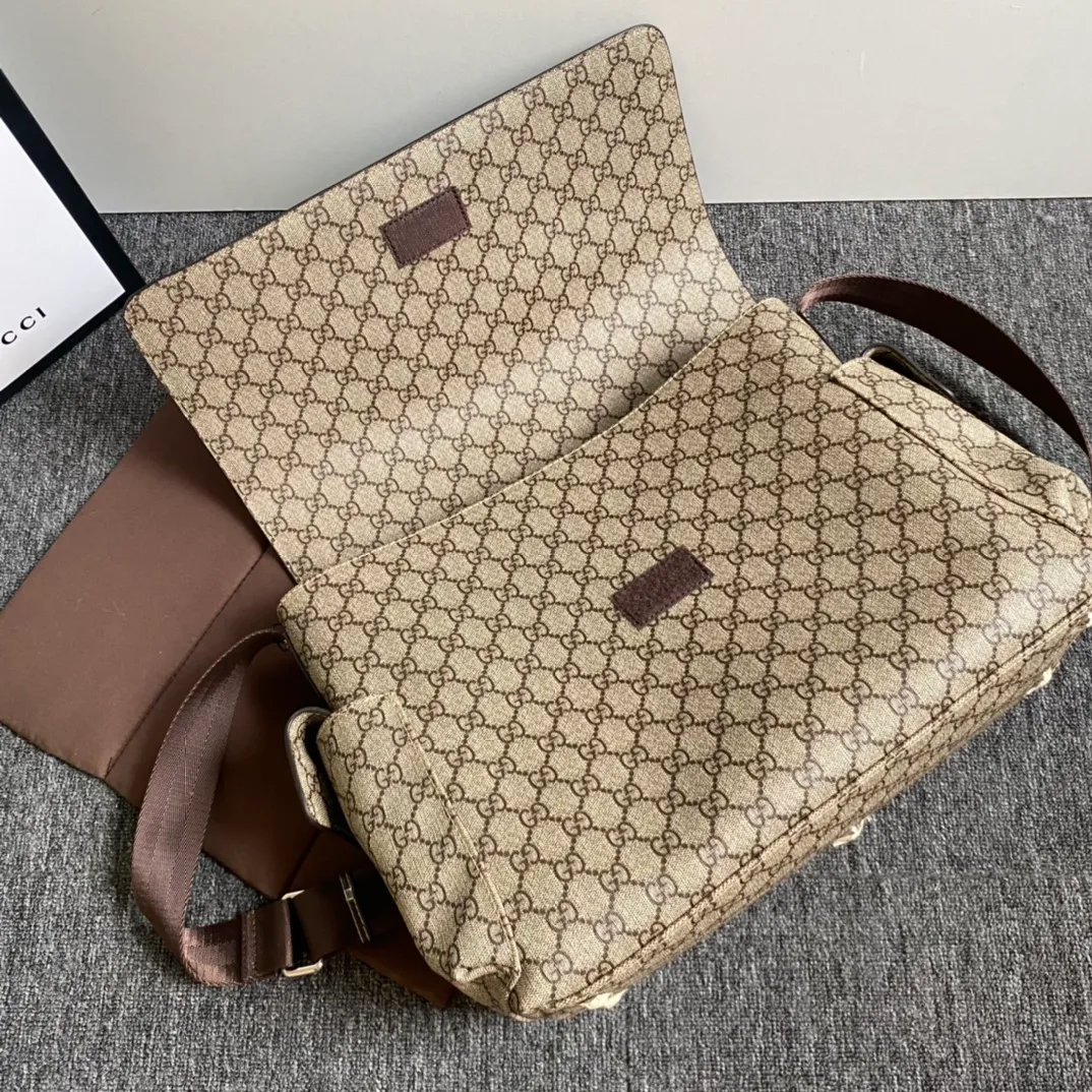 Actual shot #💰380 Model: 211131 Brown Size: 44×28×14cm GUCCI’s big fire mommy bag, also known as diaper bag, has a large capacity and has side pockets on both sides to accommodate water bottles. The large flip-top design is very convenient and comes with a folding pad. Unisex style! Made of imported fabrics and brown leather, adjustable shoulder straps