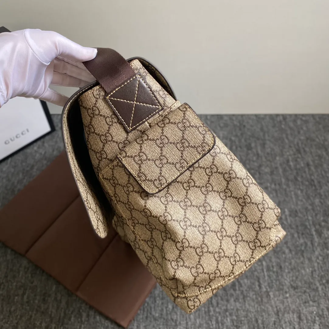 Actual shot #💰380 Model: 211131 Brown Size: 44×28×14cm GUCCI’s big fire mommy bag, also known as diaper bag, has a large capacity and has side pockets on both sides to accommodate water bottles. The large flip-top design is very convenient and comes with a folding pad. Unisex style! Made of imported fabrics and brown leather, adjustable shoulder straps