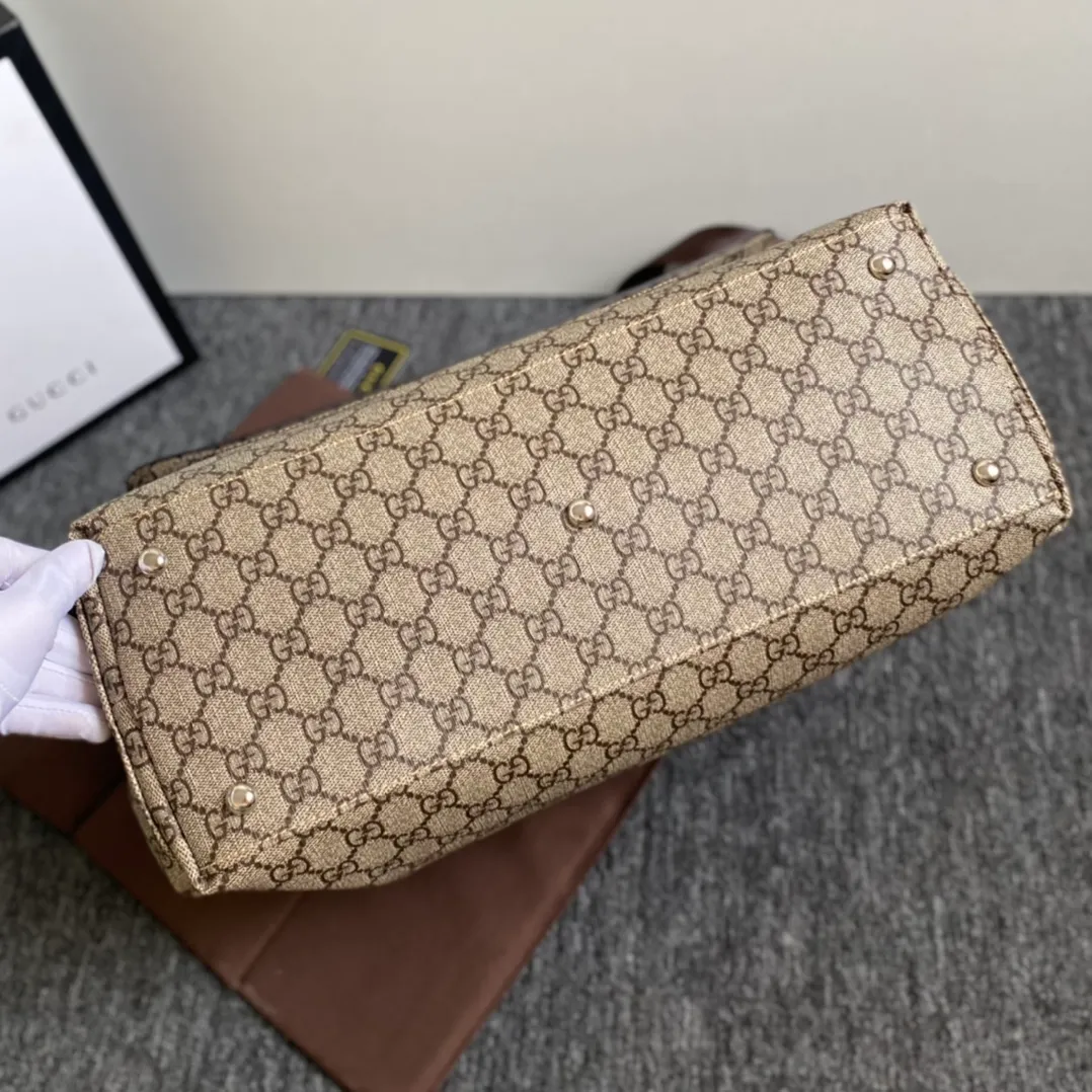 Actual shot #💰380 Model: 211131 Brown Size: 44×28×14cm GUCCI’s big fire mommy bag, also known as diaper bag, has a large capacity and has side pockets on both sides to accommodate water bottles. The large flip-top design is very convenient and comes with a folding pad. Unisex style! Made of imported fabrics and brown leather, adjustable shoulder straps