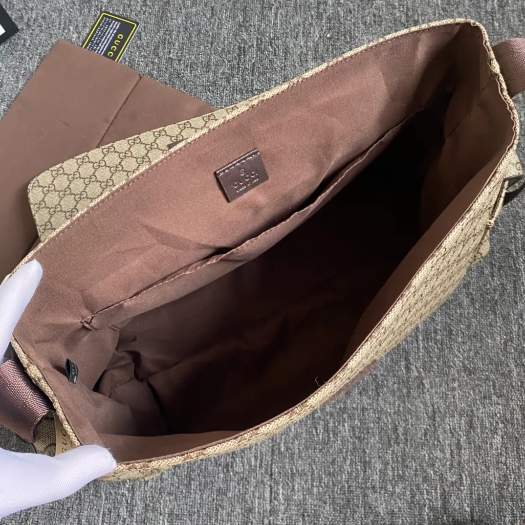 Actual shot #💰380 Model: 211131 Brown Size: 44×28×14cm GUCCI’s big fire mommy bag, also known as diaper bag, has a large capacity and has side pockets on both sides to accommodate water bottles. The large flip-top design is very convenient and comes with a folding pad. Unisex style! Made of imported fabrics and brown leather, adjustable shoulder straps