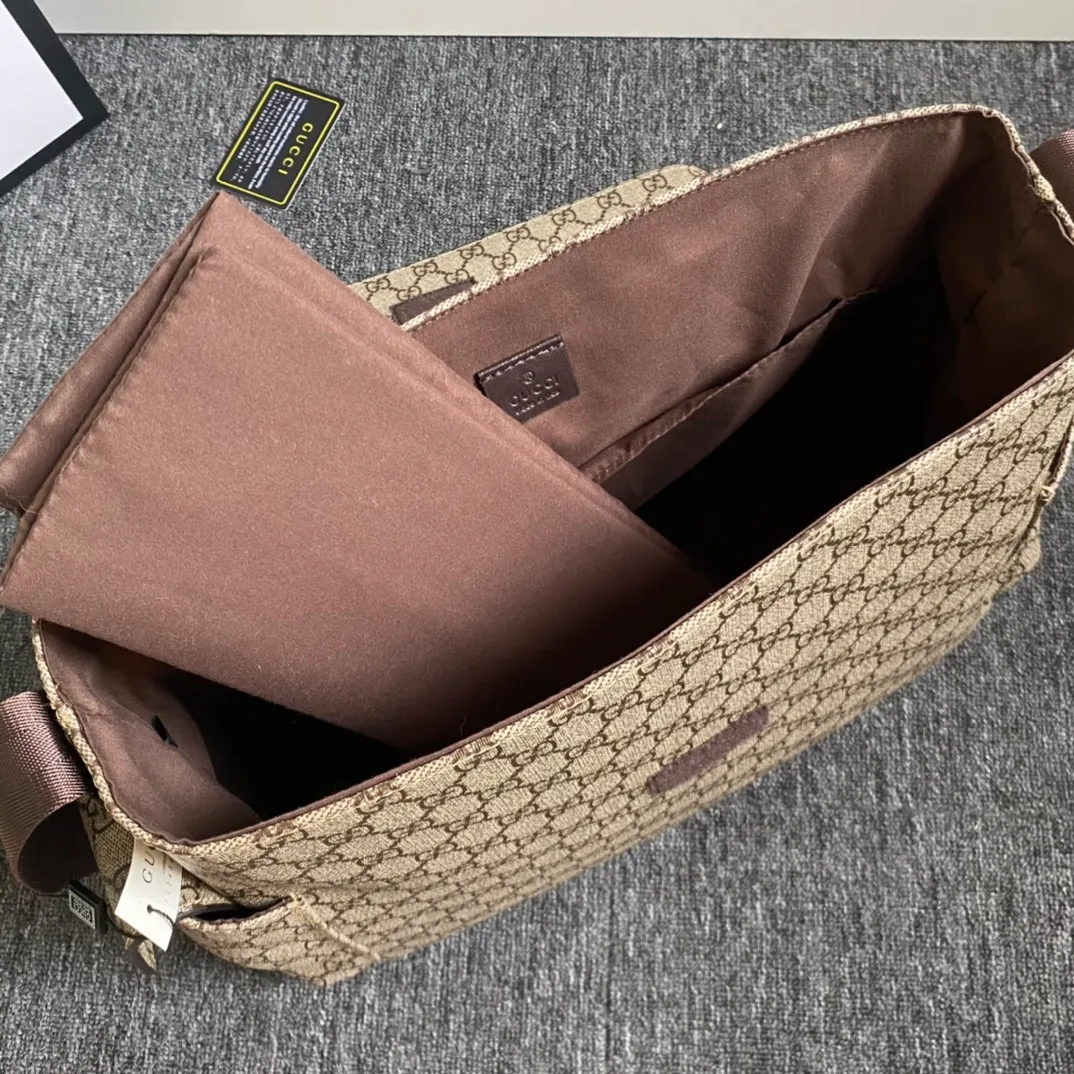 Actual shot #💰380 Model: 211131 Brown Size: 44×28×14cm GUCCI’s big fire mommy bag, also known as diaper bag, has a large capacity and has side pockets on both sides to accommodate water bottles. The large flip-top design is very convenient and comes with a folding pad. Unisex style! Made of imported fabrics and brown leather, adjustable shoulder straps