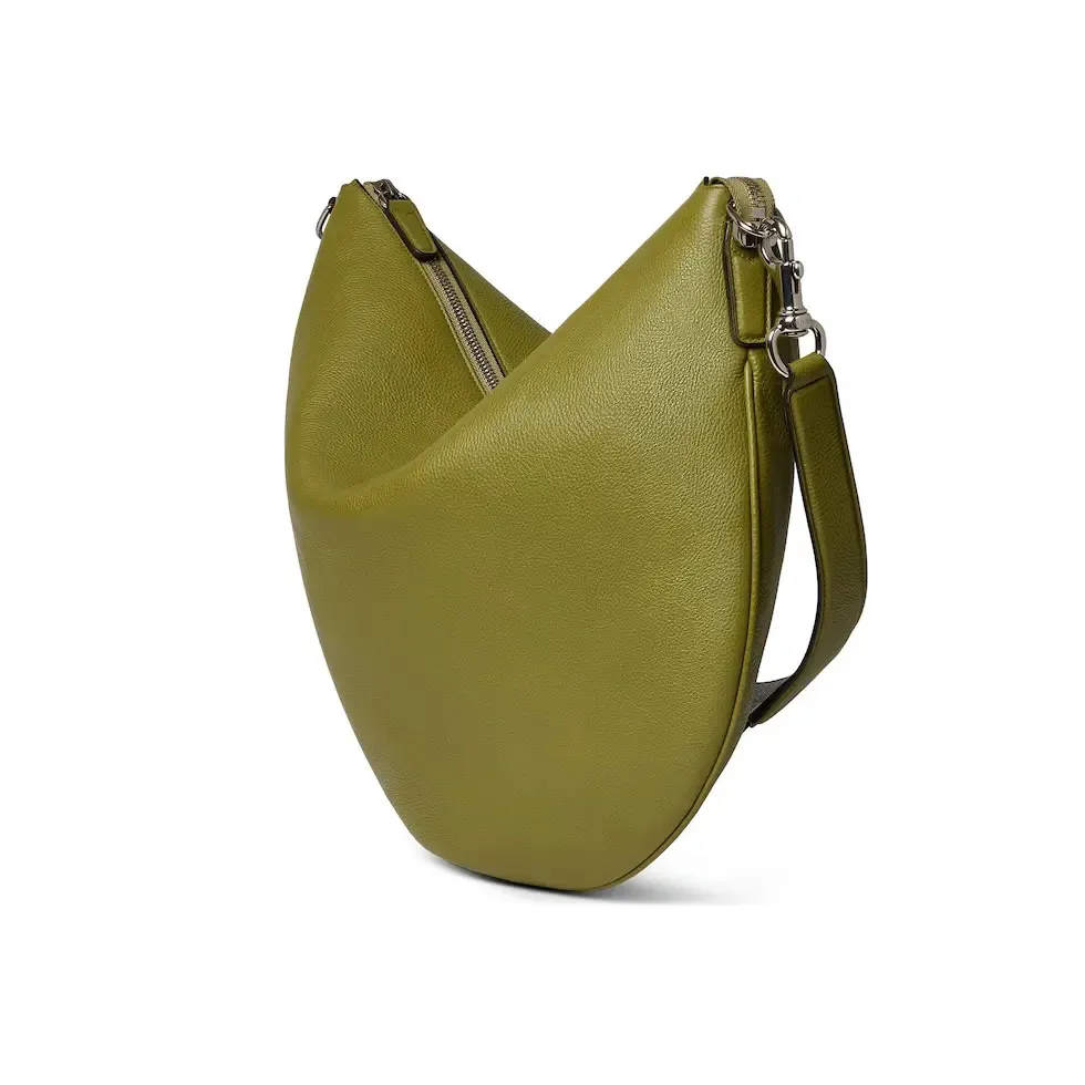 💕💕The 2025 spring and summer series wonderfully presents new handbags. This Gucci Body double-lock shoulder bag is presented in a new size and reproduces the brand's archive design. Crafted from olive-green grained leather, this style is embossed with Gucci's printed embossed logo and has a D-ring for attaching detachable items. Olive green grained leather Additional D-ring for attaching removable items Beige cotton and linen lining Interior: One zip pocket, one leather open pocket and one D-ring Removable and adjustable shoulder strap (30 cm high); length adjustable between 77 cm and 87 cm Zip closure Ident.: 800194. Dimensions: 39 cm (length) x 50 cm (width) x 3 cm (thickness) Weight: approximately 1.25 kg Color: olive green full leather/original leather. Made in Italy