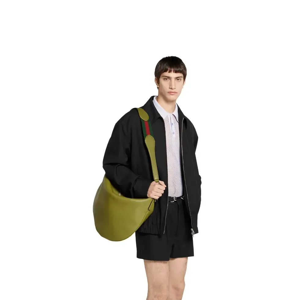 💕💕The 2025 spring and summer series wonderfully presents new handbags. This Gucci Body double-lock shoulder bag is presented in a new size and reproduces the brand's archive design. Crafted from olive-green grained leather, this style is embossed with Gucci's printed embossed logo and has a D-ring for attaching detachable items. Olive green grained leather Additional D-ring for attaching removable items Beige cotton and linen lining Interior: One zip pocket, one leather open pocket and one D-ring Removable and adjustable shoulder strap (30 cm high); length adjustable between 77 cm and 87 cm Zip closure Ident.: 800194. Dimensions: 39 cm (length) x 50 cm (width) x 3 cm (thickness) Weight: approximately 1.25 kg Color: olive green full leather/original leather. Made in Italy