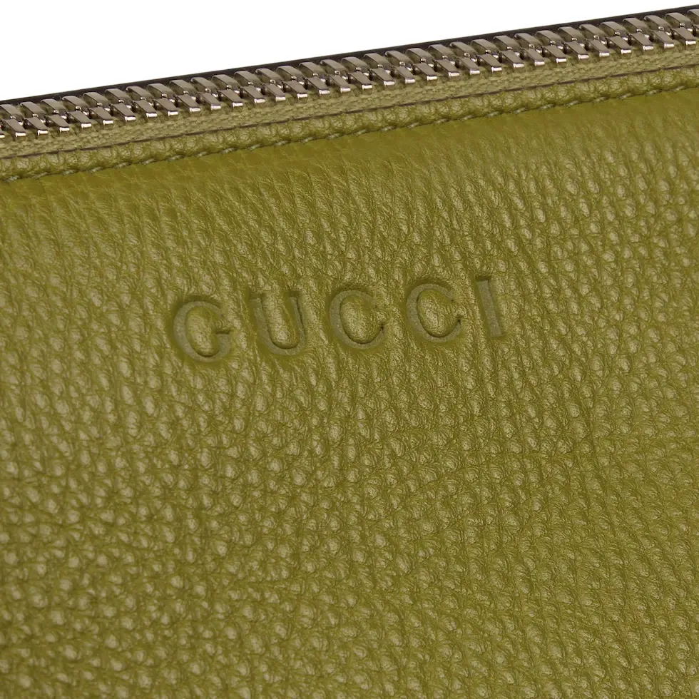 💕💕The 2025 spring and summer series wonderfully presents new handbags. This Gucci Body double-lock shoulder bag is presented in a new size and reproduces the brand's archive design. Crafted from olive-green grained leather, this style is embossed with Gucci's printed embossed logo and has a D-ring for attaching detachable items. Olive green grained leather Additional D-ring for attaching removable items Beige cotton and linen lining Interior: One zip pocket, one leather open pocket and one D-ring Removable and adjustable shoulder strap (30 cm high); length adjustable between 77 cm and 87 cm Zip closure Ident.: 800194. Dimensions: 39 cm (length) x 50 cm (width) x 3 cm (thickness) Weight: approximately 1.25 kg Color: olive green full leather/original leather. Made in Italy