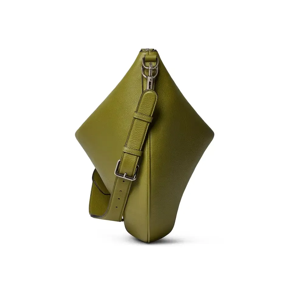 💕💕The 2025 spring and summer series wonderfully presents new handbags. This Gucci Body double-lock shoulder bag is presented in a new size and reproduces the brand's archive design. Crafted from olive-green grained leather, this style is embossed with Gucci's printed embossed logo and has a D-ring for attaching detachable items. Olive green grained leather Additional D-ring for attaching removable items Beige cotton and linen lining Interior: One zip pocket, one leather open pocket and one D-ring Removable and adjustable shoulder strap (30 cm high); length adjustable between 77 cm and 87 cm Zip closure Ident.: 800194. Dimensions: 39 cm (length) x 50 cm (width) x 3 cm (thickness) Weight: approximately 1.25 kg Color: olive green full leather/original leather. Made in Italy