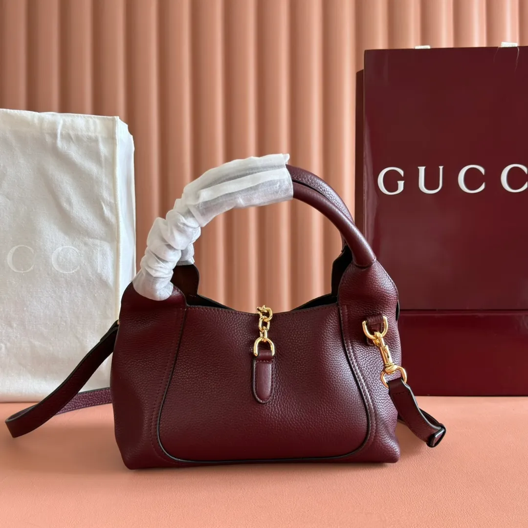 p1320. 💋💋💋【Full set of packaging at the counter】This Gucci Softbit series shoulder bag is ingeniously integrated with the brand's classic equestrian style accessories in the shape of a large half-horse bit. Black grained calf leather Light gold tone hardware Brown microfiber lining Half horsebit closure Holds iPhone Pro Max/Plus, Airpods, long wallet and lipstick Handle height: 15 cm Magnetic closure Model number: 837333. Dimensions: 27.5cm (width) x 21cm (height) x 16cm (depth) Weight: approx. 0.6kg Color: Encore red full leather/original leather. Made in Italy