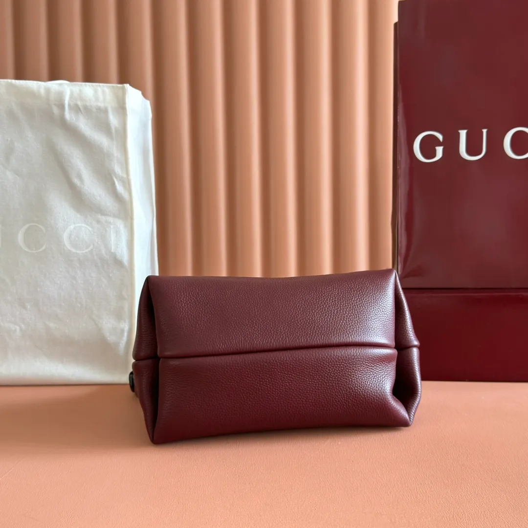 p1320. 💋💋💋【Full set of packaging at the counter】This Gucci Softbit series shoulder bag is ingeniously integrated with the brand's classic equestrian style accessories in the shape of a large half-horse bit. Black grained calf leather Light gold tone hardware Brown microfiber lining Half horsebit closure Holds iPhone Pro Max/Plus, Airpods, long wallet and lipstick Handle height: 15 cm Magnetic closure Model number: 837333. Dimensions: 27.5cm (width) x 21cm (height) x 16cm (depth) Weight: approx. 0.6kg Color: Encore red full leather/original leather. Made in Italy