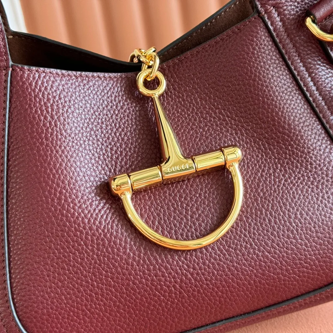 p1320. 💋💋💋【Full set of packaging at the counter】This Gucci Softbit series shoulder bag is ingeniously integrated with the brand's classic equestrian style accessories in the shape of a large half-horse bit. Black grained calf leather Light gold tone hardware Brown microfiber lining Half horsebit closure Holds iPhone Pro Max/Plus, Airpods, long wallet and lipstick Handle height: 15 cm Magnetic closure Model number: 837333. Dimensions: 27.5cm (width) x 21cm (height) x 16cm (depth) Weight: approx. 0.6kg Color: Encore red full leather/original leather. Made in Italy