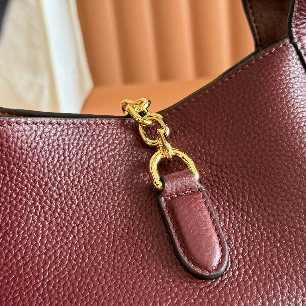 p1320. 💋💋💋【Full set of packaging at the counter】This Gucci Softbit series shoulder bag is ingeniously integrated with the brand's classic equestrian style accessories in the shape of a large half-horse bit. Black grained calf leather Light gold tone hardware Brown microfiber lining Half horsebit closure Holds iPhone Pro Max/Plus, Airpods, long wallet and lipstick Handle height: 15 cm Magnetic closure Model number: 837333. Dimensions: 27.5cm (width) x 21cm (height) x 16cm (depth) Weight: approx. 0.6kg Color: Encore red full leather/original leather. Made in Italy