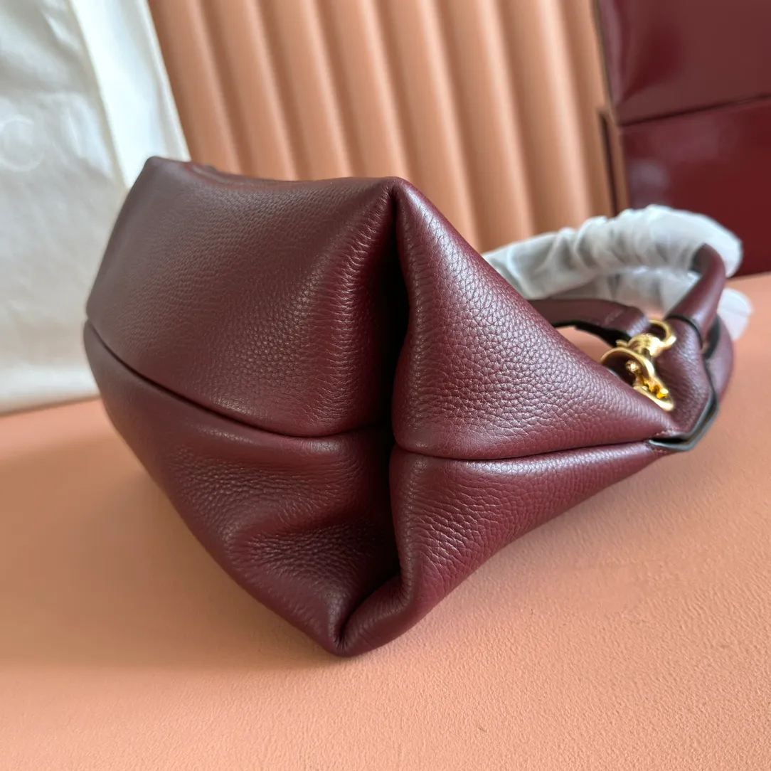 p1320. 💋💋💋【Full set of packaging at the counter】This Gucci Softbit series shoulder bag is ingeniously integrated with the brand's classic equestrian style accessories in the shape of a large half-horse bit. Black grained calf leather Light gold tone hardware Brown microfiber lining Half horsebit closure Holds iPhone Pro Max/Plus, Airpods, long wallet and lipstick Handle height: 15 cm Magnetic closure Model number: 837333. Dimensions: 27.5cm (width) x 21cm (height) x 16cm (depth) Weight: approx. 0.6kg Color: Encore red full leather/original leather. Made in Italy