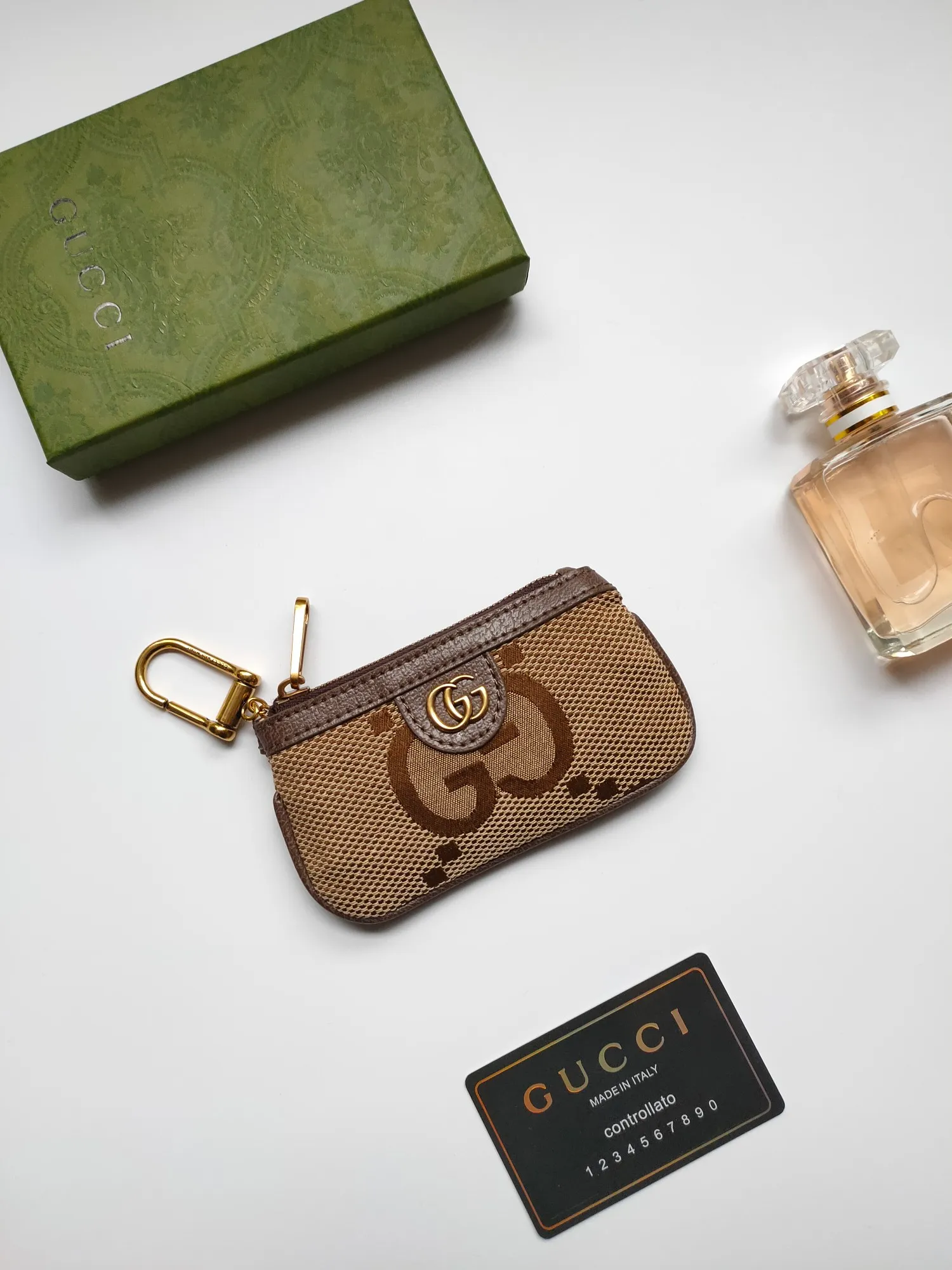 ￥130 GUCCI’s new small coin purse ~ lipstick bag! Made of imported cowhide and PVC! Paired with exquisite original factory hardware! Flexible and unique hook buckle, small and exquisite, with great effect. Model: 671722, size: 12x7.5x1.5cm.