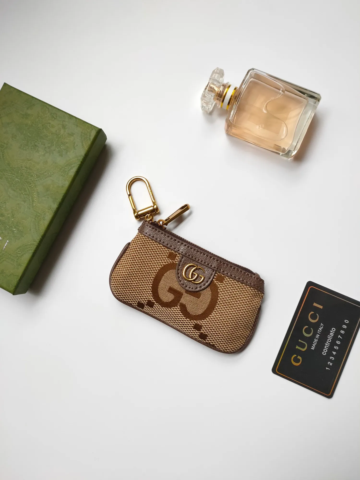 ￥130 GUCCI’s new small coin purse ~ lipstick bag! Made of imported cowhide and PVC! Paired with exquisite original factory hardware! Flexible and unique hook buckle, small and exquisite, with great effect. Model: 671722, size: 12x7.5x1.5cm.