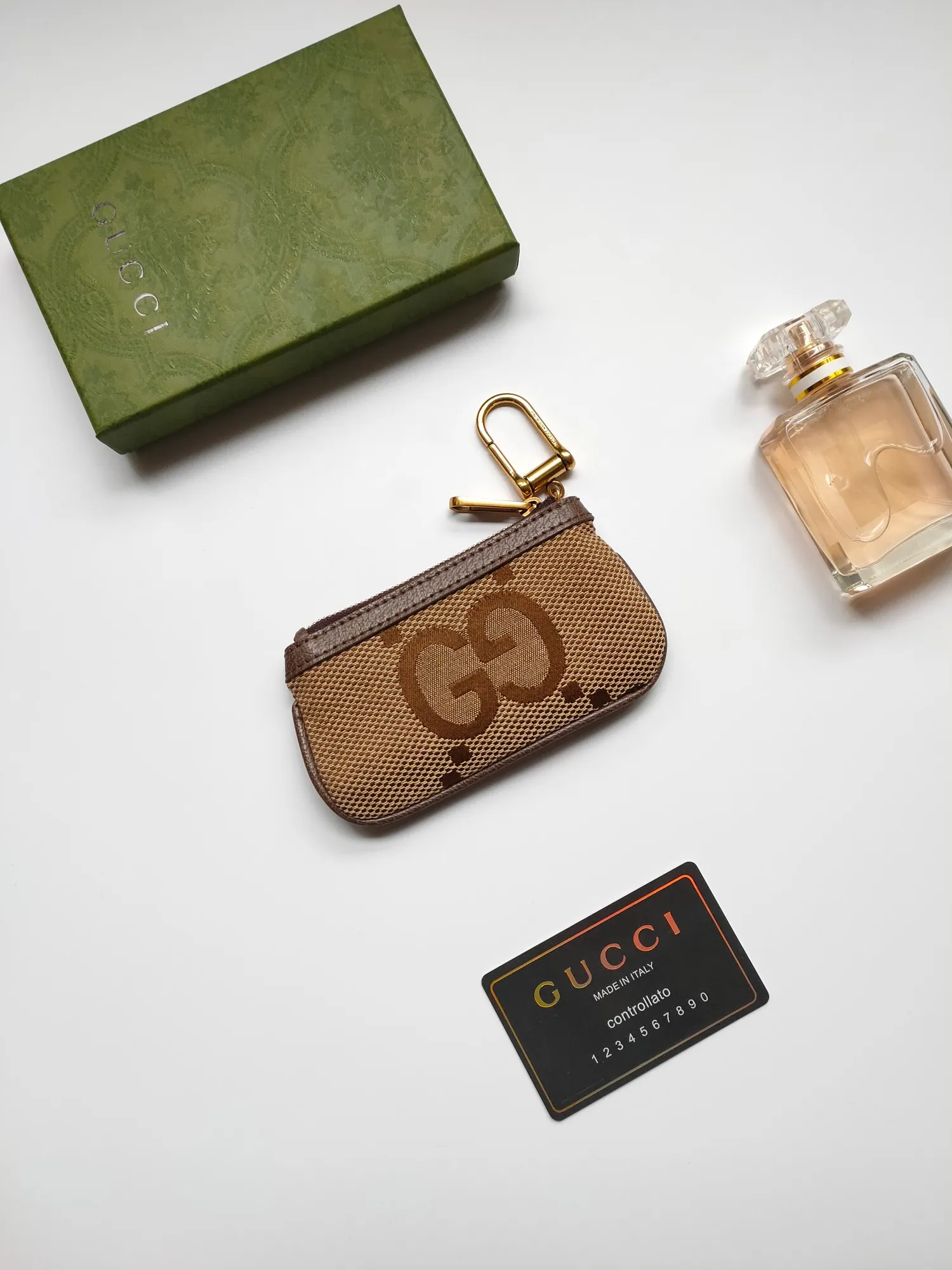 ￥130 GUCCI’s new small coin purse ~ lipstick bag! Made of imported cowhide and PVC! Paired with exquisite original factory hardware! Flexible and unique hook buckle, small and exquisite, with great effect. Model: 671722, size: 12x7.5x1.5cm.