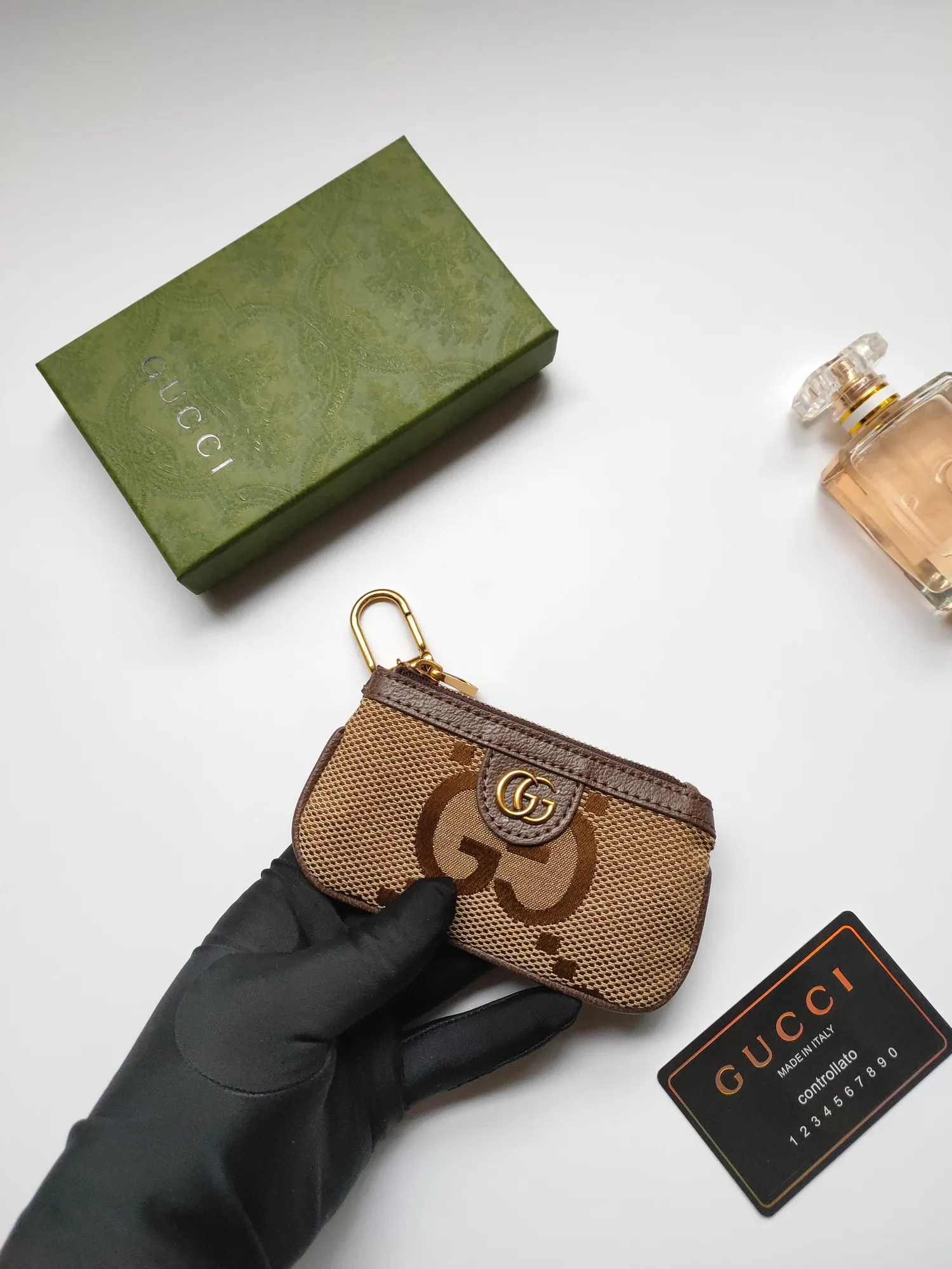 ￥130 GUCCI’s new small coin purse ~ lipstick bag! Made of imported cowhide and PVC! Paired with exquisite original factory hardware! Flexible and unique hook buckle, small and exquisite, with great effect. Model: 671722, size: 12x7.5x1.5cm.