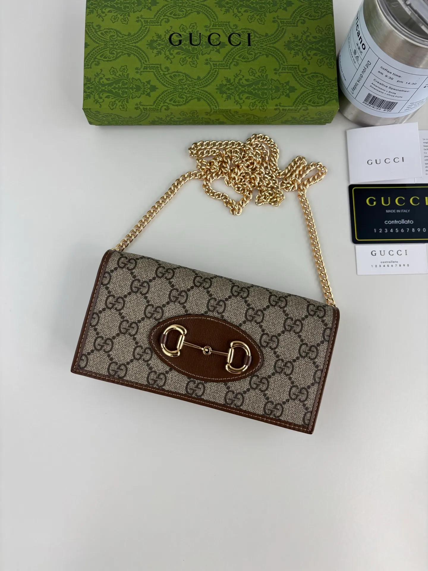 💰180 GUCCl Gucci has newly launched this 1955 horsebit card holder made of GG Supreme high-grade artificial canvas and brown leather. This series adopts the double ring and long strip design that are in the same line as the handbag. This detail is inspired by the brand’s equestrian roots. It is one of Gucci’s classic heritage and one of the brand’s most representative symbolic elements. Style No.: 621892 Size: 19cm x 10cm x 3cm Color: Brown
