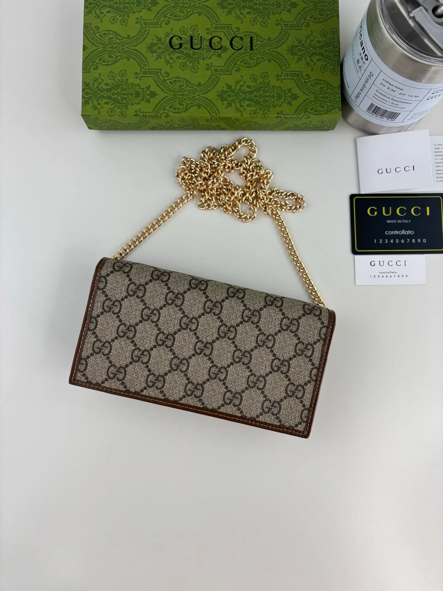 💰180 GUCCl Gucci has newly launched this 1955 horsebit card holder made of GG Supreme high-grade artificial canvas and brown leather. This series adopts the double ring and long strip design that are in the same line as the handbag. This detail is inspired by the brand’s equestrian roots. It is one of Gucci’s classic heritage and one of the brand’s most representative symbolic elements. Style No.: 621892 Size: 19cm x 10cm x 3cm Color: Brown