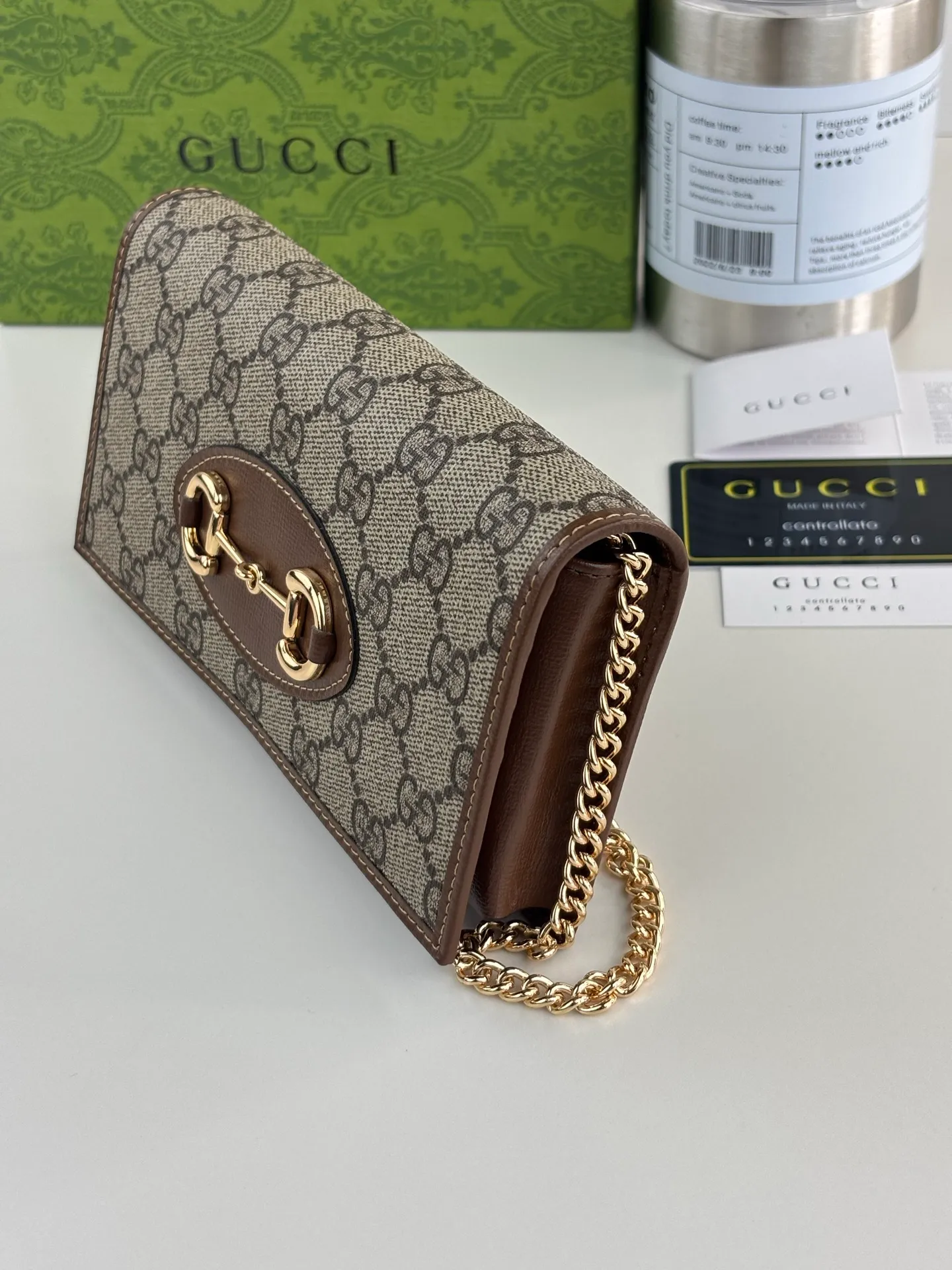 💰180 GUCCl Gucci has newly launched this 1955 horsebit card holder made of GG Supreme high-grade artificial canvas and brown leather. This series adopts the double ring and long strip design that are in the same line as the handbag. This detail is inspired by the brand’s equestrian roots. It is one of Gucci’s classic heritage and one of the brand’s most representative symbolic elements. Style No.: 621892 Size: 19cm x 10cm x 3cm Color: Brown