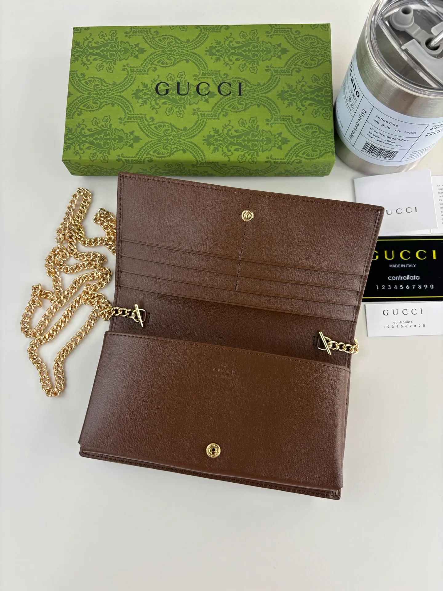 💰180 GUCCl Gucci has newly launched this 1955 horsebit card holder made of GG Supreme high-grade artificial canvas and brown leather. This series adopts the double ring and long strip design that are in the same line as the handbag. This detail is inspired by the brand’s equestrian roots. It is one of Gucci’s classic heritage and one of the brand’s most representative symbolic elements. Style No.: 621892 Size: 19cm x 10cm x 3cm Color: Brown