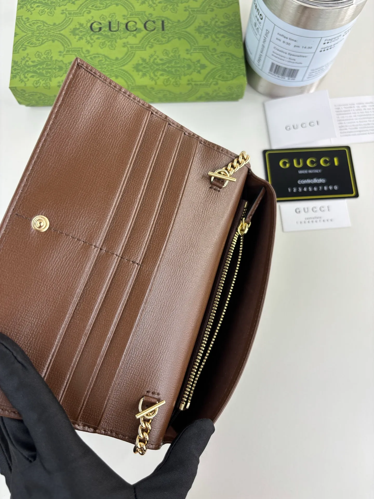 💰180 GUCCl Gucci has newly launched this 1955 horsebit card holder made of GG Supreme high-grade artificial canvas and brown leather. This series adopts the double ring and long strip design that are in the same line as the handbag. This detail is inspired by the brand’s equestrian roots. It is one of Gucci’s classic heritage and one of the brand’s most representative symbolic elements. Style No.: 621892 Size: 19cm x 10cm x 3cm Color: Brown