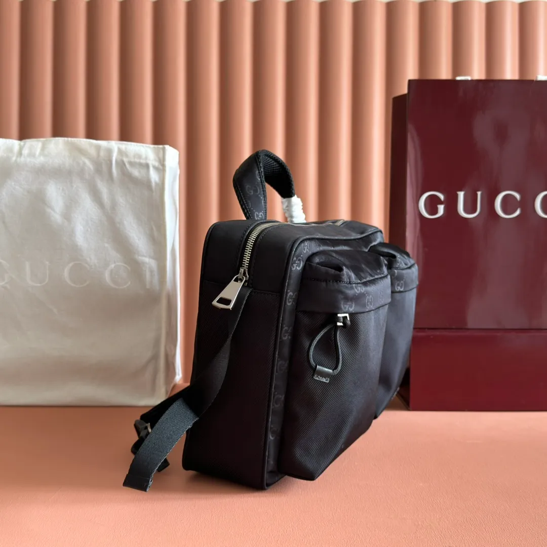 p960💋💋💋《With full set of original counter packaging》【New Product】Lightweight and durable GG nylon fabric is newly unveiled with new functions and eye-catching colors. It makes a dazzling appearance on this cross-body bag, complemented by red and green webbing details. Black GG nylon Red and green web detail Tonal Gucci logo Black nylon lining Interior: 1 padded compartment, 1 handle Exterior: 2 zippered pockets Zip closure Ident No.: 834474. Dimensions: 37cm (width) x 23cm (height) x 10cm (depth) Weight: approx. 0.5kg Color: black nylon cloth. Made in Italy