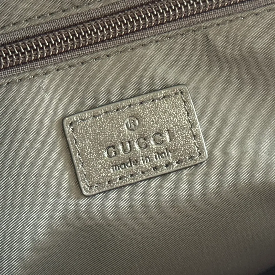 p960💋💋💋《With full set of original counter packaging》【New Product】Lightweight and durable GG nylon fabric is newly unveiled with new functions and eye-catching colors. It makes a dazzling appearance on this cross-body bag, complemented by red and green webbing details. Black GG nylon Red and green web detail Tonal Gucci logo Black nylon lining Interior: 1 padded compartment, 1 handle Exterior: 2 zippered pockets Zip closure Ident No.: 834474. Dimensions: 37cm (width) x 23cm (height) x 10cm (depth) Weight: approx. 0.5kg Color: black nylon cloth. Made in Italy
