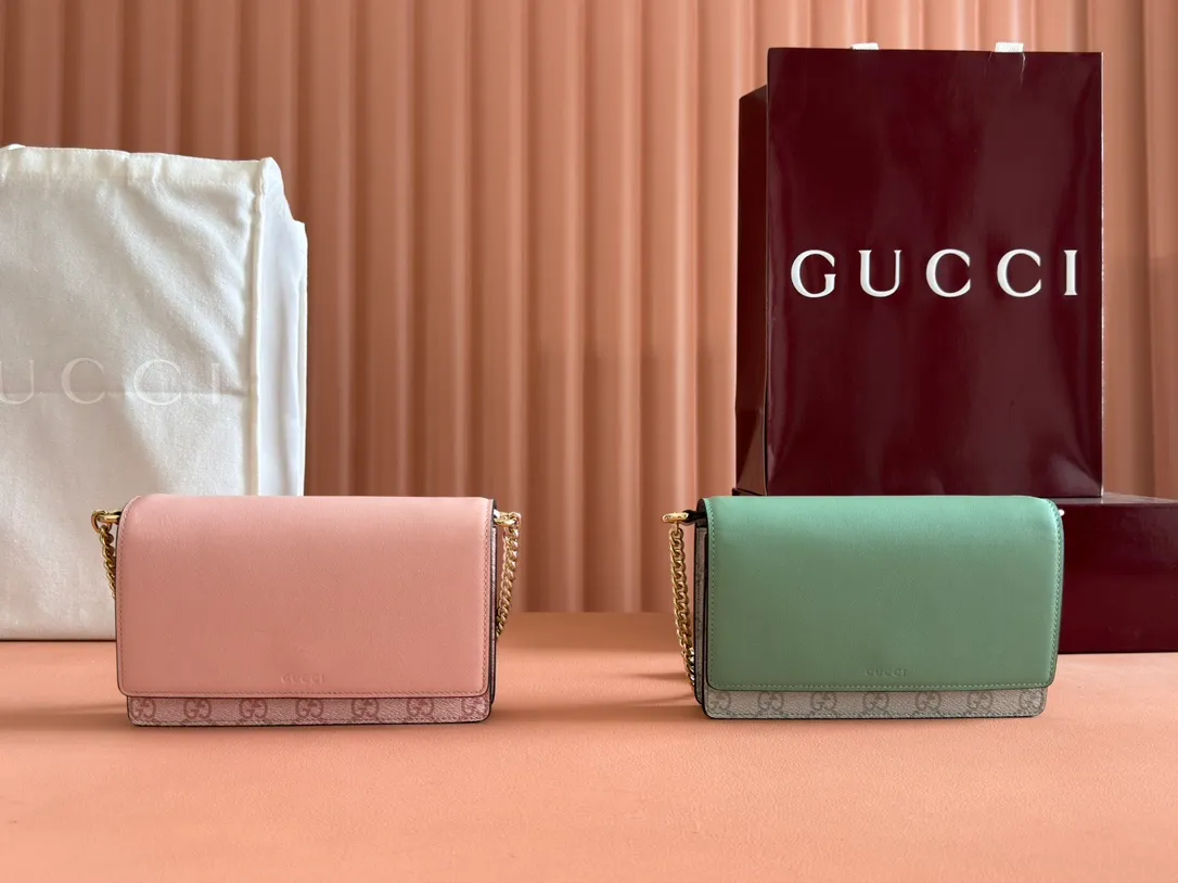 💋💋💋【New Product】👉 GG Emblem series chain wallet, gray green, light pink/original leather has been shipped, 🐴Model: 826720. Combination short video