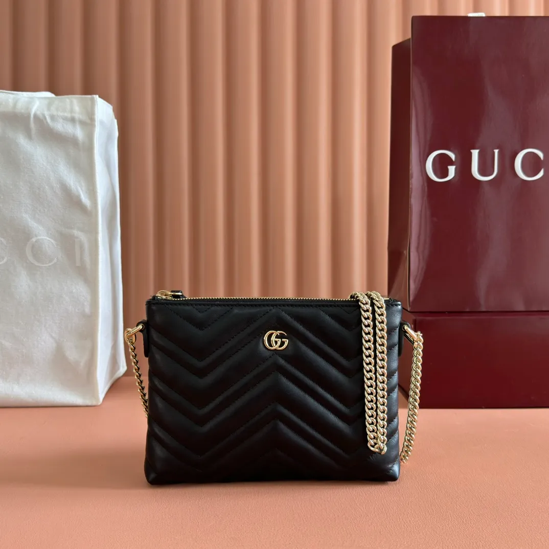 p980💋💋💋"With full set of original counter packaging" [New Product] The brand's iconic GG Marmont series launches a variety of modern fashion bags. This chain wallet is embellished with the brand's archive logo, which debuted in the 1970s. Black quilted V-shaped calfskin Leather Light gold tone hardware Black taffeta lining Double G Interior: One zip pocket and six card compartments Adjustable chain shoulder strap (26 cm high) Zip closure Ident No.: 837742. Dimensions: 21cm (width) x 15cm (height) x 3.5cm (depth) Weight: approx. 269g Color: black full leather. Made in Italy