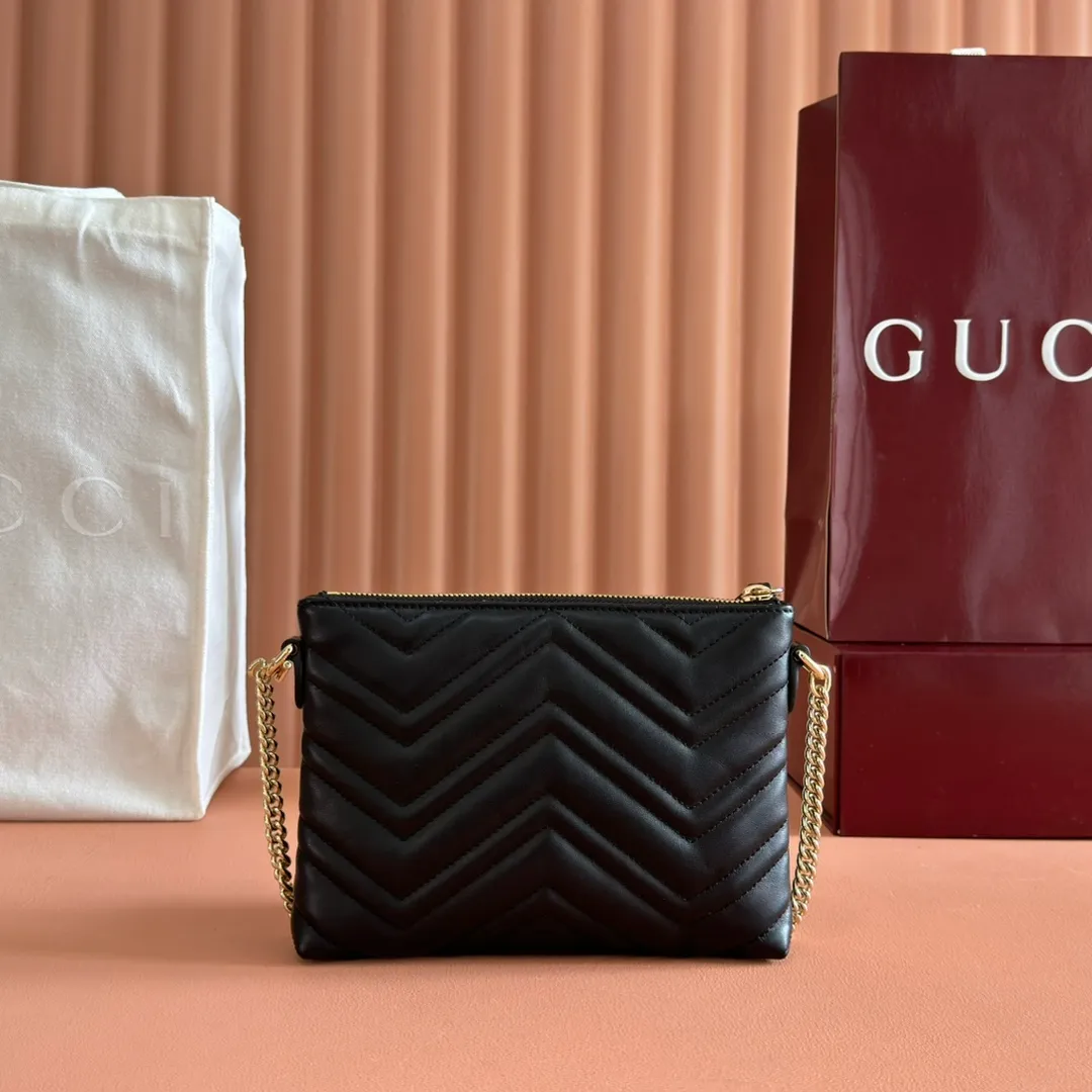 p980💋💋💋"With full set of original counter packaging" [New Product] The brand's iconic GG Marmont series launches a variety of modern fashion bags. This chain wallet is embellished with the brand's archive logo, which debuted in the 1970s. Black quilted V-shaped calfskin Leather Light gold tone hardware Black taffeta lining Double G Interior: One zip pocket and six card compartments Adjustable chain shoulder strap (26 cm high) Zip closure Ident No.: 837742. Dimensions: 21cm (width) x 15cm (height) x 3.5cm (depth) Weight: approx. 269g Color: black full leather. Made in Italy
