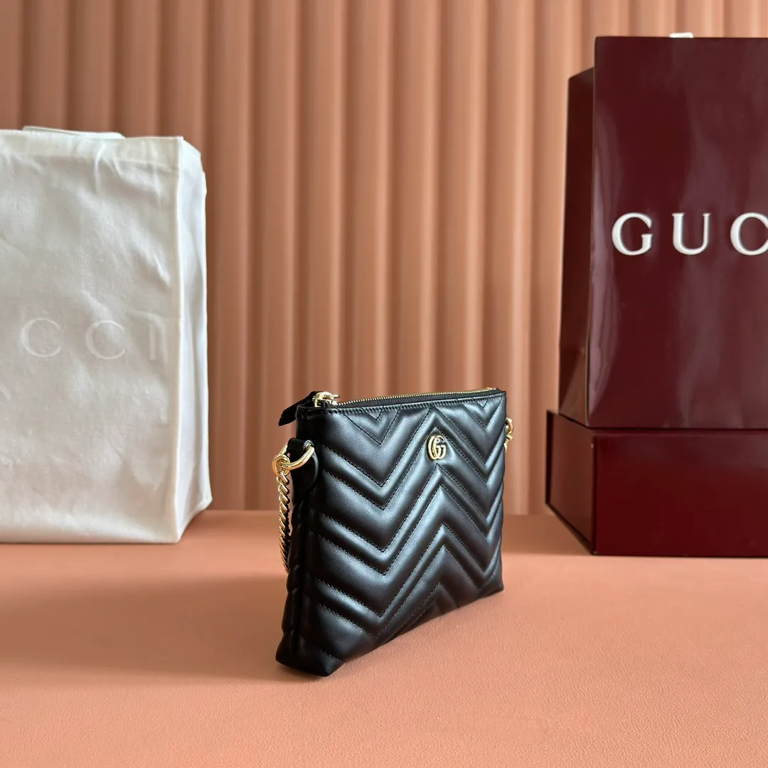 p980💋💋💋"With full set of original counter packaging" [New Product] The brand's iconic GG Marmont series launches a variety of modern fashion bags. This chain wallet is embellished with the brand's archive logo, which debuted in the 1970s. Black quilted V-shaped calfskin Leather Light gold tone hardware Black taffeta lining Double G Interior: One zip pocket and six card compartments Adjustable chain shoulder strap (26 cm high) Zip closure Ident No.: 837742. Dimensions: 21cm (width) x 15cm (height) x 3.5cm (depth) Weight: approx. 269g Color: black full leather. Made in Italy