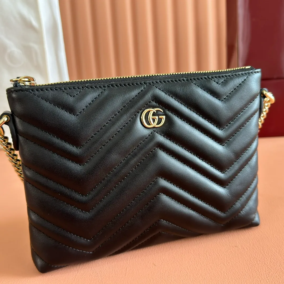 p980💋💋💋"With full set of original counter packaging" [New Product] The brand's iconic GG Marmont series launches a variety of modern fashion bags. This chain wallet is embellished with the brand's archive logo, which debuted in the 1970s. Black quilted V-shaped calfskin Leather Light gold tone hardware Black taffeta lining Double G Interior: One zip pocket and six card compartments Adjustable chain shoulder strap (26 cm high) Zip closure Ident No.: 837742. Dimensions: 21cm (width) x 15cm (height) x 3.5cm (depth) Weight: approx. 269g Color: black full leather. Made in Italy
