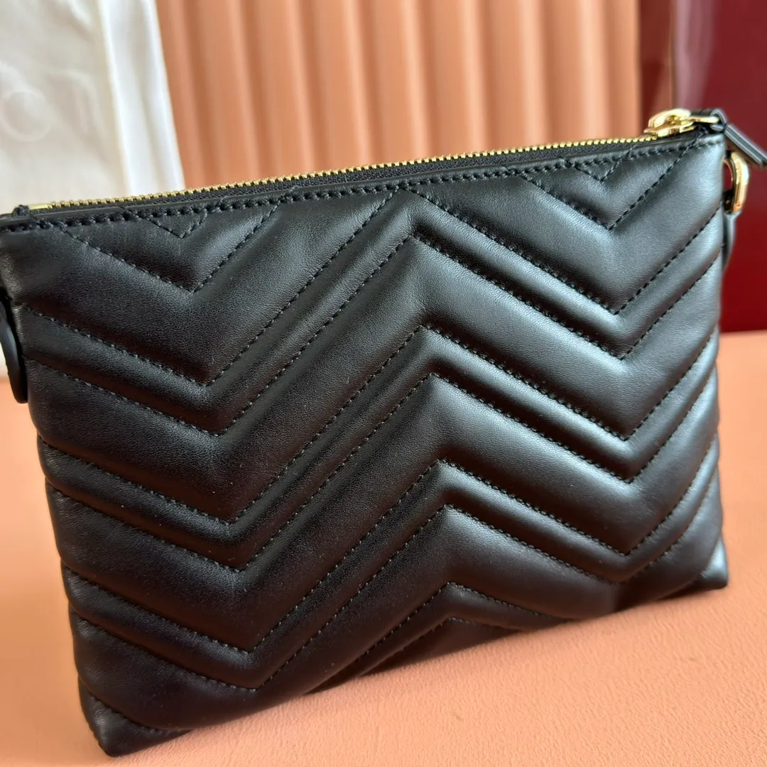 p980💋💋💋"With full set of original counter packaging" [New Product] The brand's iconic GG Marmont series launches a variety of modern fashion bags. This chain wallet is embellished with the brand's archive logo, which debuted in the 1970s. Black quilted V-shaped calfskin Leather Light gold tone hardware Black taffeta lining Double G Interior: One zip pocket and six card compartments Adjustable chain shoulder strap (26 cm high) Zip closure Ident No.: 837742. Dimensions: 21cm (width) x 15cm (height) x 3.5cm (depth) Weight: approx. 269g Color: black full leather. Made in Italy