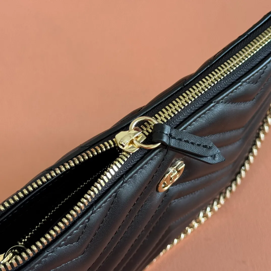 p980💋💋💋"With full set of original counter packaging" [New Product] The brand's iconic GG Marmont series launches a variety of modern fashion bags. This chain wallet is embellished with the brand's archive logo, which debuted in the 1970s. Black quilted V-shaped calfskin Leather Light gold tone hardware Black taffeta lining Double G Interior: One zip pocket and six card compartments Adjustable chain shoulder strap (26 cm high) Zip closure Ident No.: 837742. Dimensions: 21cm (width) x 15cm (height) x 3.5cm (depth) Weight: approx. 269g Color: black full leather. Made in Italy