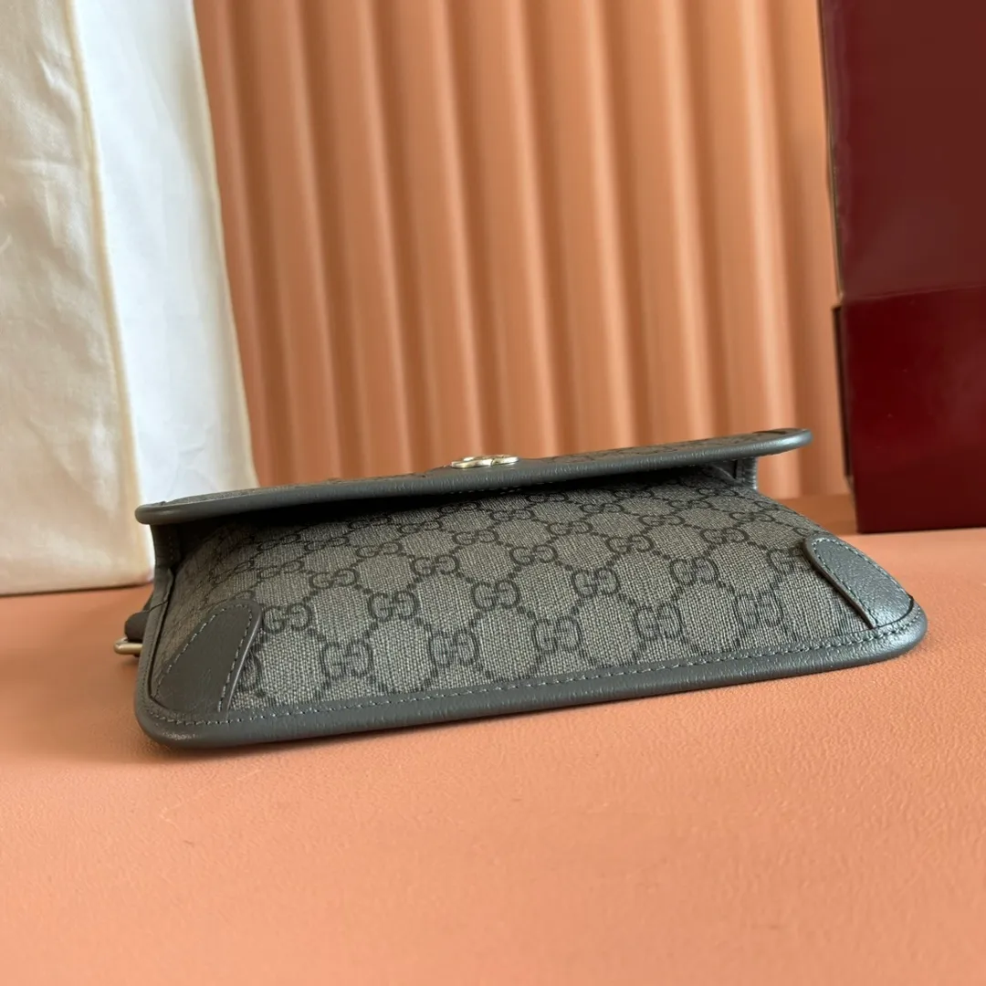 p640. 📣📣📣【Original leather accessories🌈 Equipped with full counter packaging】🔥🔥 Ophidia series GG small waist bag. The Ophidia series combines the traditional essence of Gucci with modern design to present dazzling new works with ingenuity. This men's belt bag cleverly combines Double G hardware and GG Supreme canvas, a new interpretation of the classic material in gray and black. The waist strap is adjustable to create a variety of carrying options. Gray and black GG Supreme canvas, gray leather trim, palladium tone hardware, cotton and linen lining Double G, belt length adjustable from 52 to 81 cm, flap with magnetic snap closure, weight: approx. 0.37 kg. Model: 752597. Dimensions: 23.9 (W) x 17 (H) x 3.6cm (D) Color: Gray/PVC. Made in Italy