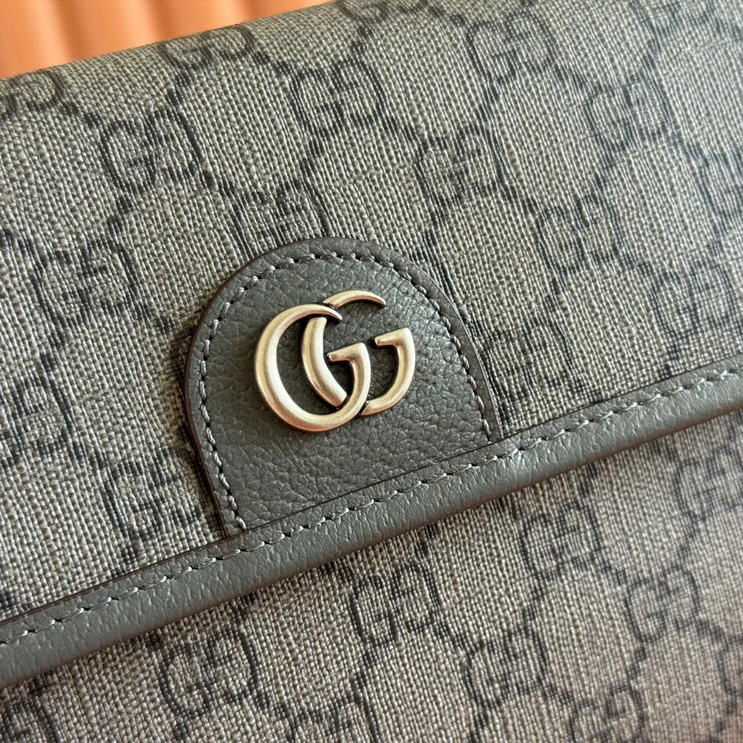 p640. 📣📣📣【Original leather accessories🌈 Equipped with full counter packaging】🔥🔥 Ophidia series GG small waist bag. The Ophidia series combines the traditional essence of Gucci with modern design to present dazzling new works with ingenuity. This men's belt bag cleverly combines Double G hardware and GG Supreme canvas, a new interpretation of the classic material in gray and black. The waist strap is adjustable to create a variety of carrying options. Gray and black GG Supreme canvas, gray leather trim, palladium tone hardware, cotton and linen lining Double G, belt length adjustable from 52 to 81 cm, flap with magnetic snap closure, weight: approx. 0.37 kg. Model: 752597. Dimensions: 23.9 (W) x 17 (H) x 3.6cm (D) Color: Gray/PVC. Made in Italy